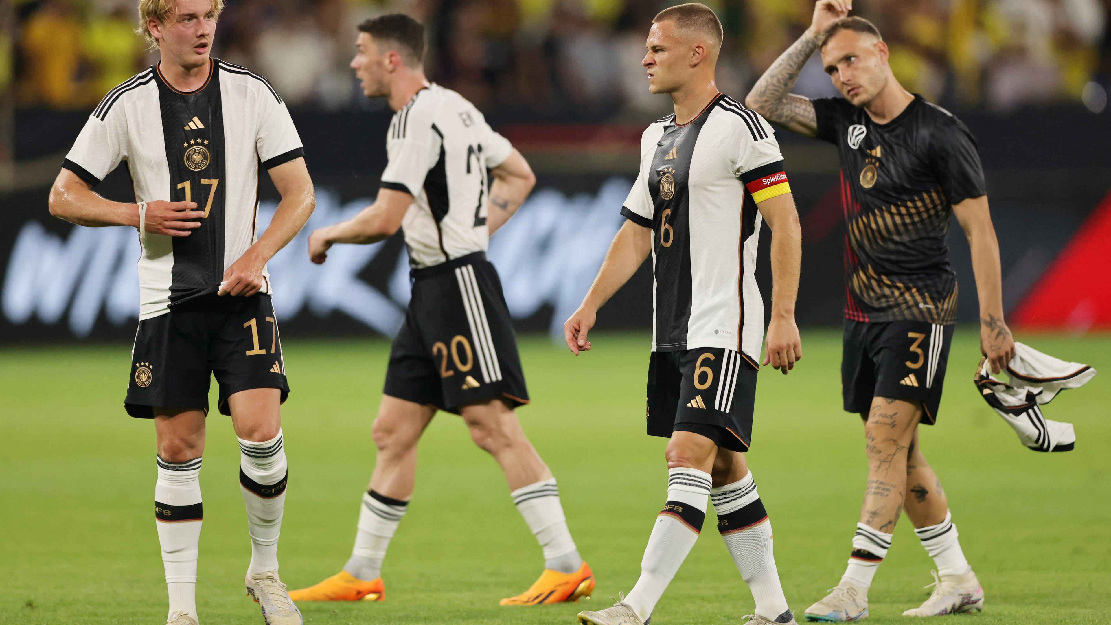 Julian Brandt, Robin Gosens, Joshua Kimmich und David Raum blicken nach dem 0:2 gegen Kolumbien enttäuscht drein