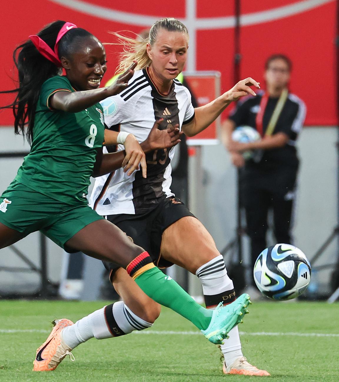 Frauen-Länderspiel Deutschland - Sambia: Klara Bühl (r.) kämpft mit Margret Belemu aus Sambia um den Ball.