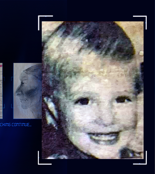 Verschwommenes Portraitfoto eines vier Jahre alten Mädchens. Kurze Haare, lächelt in die Kamera. Gesicht bildfüllend. Links daneben: Lichtschematische Darstellung eines Fingerabdrucks.