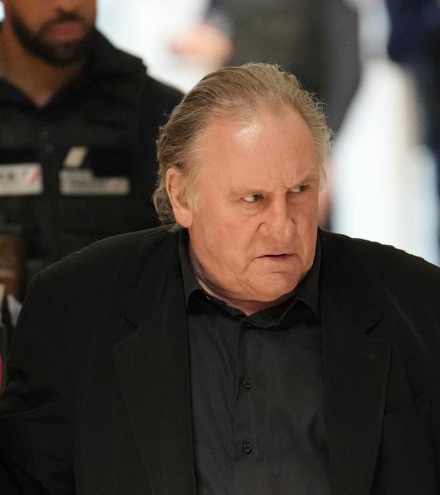 Der Schauspieler Gerard Depardieu kommt zu seinem Prozess wegen angeblicher sexueller Übergriffe auf zwei Frauen an einem Filmset im Jahr 2021.