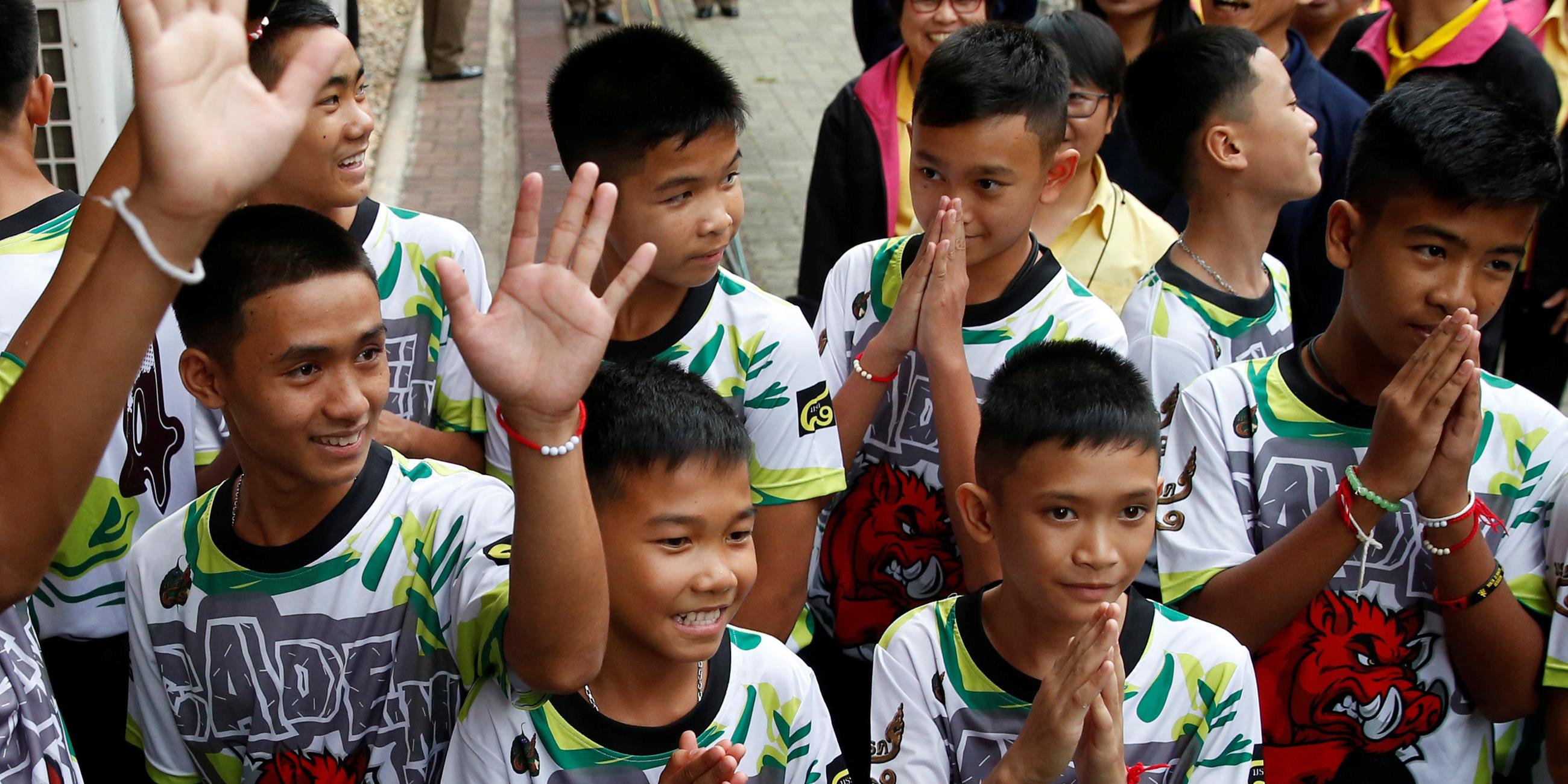 Gerettete Jungen zeigen sich in Thailand