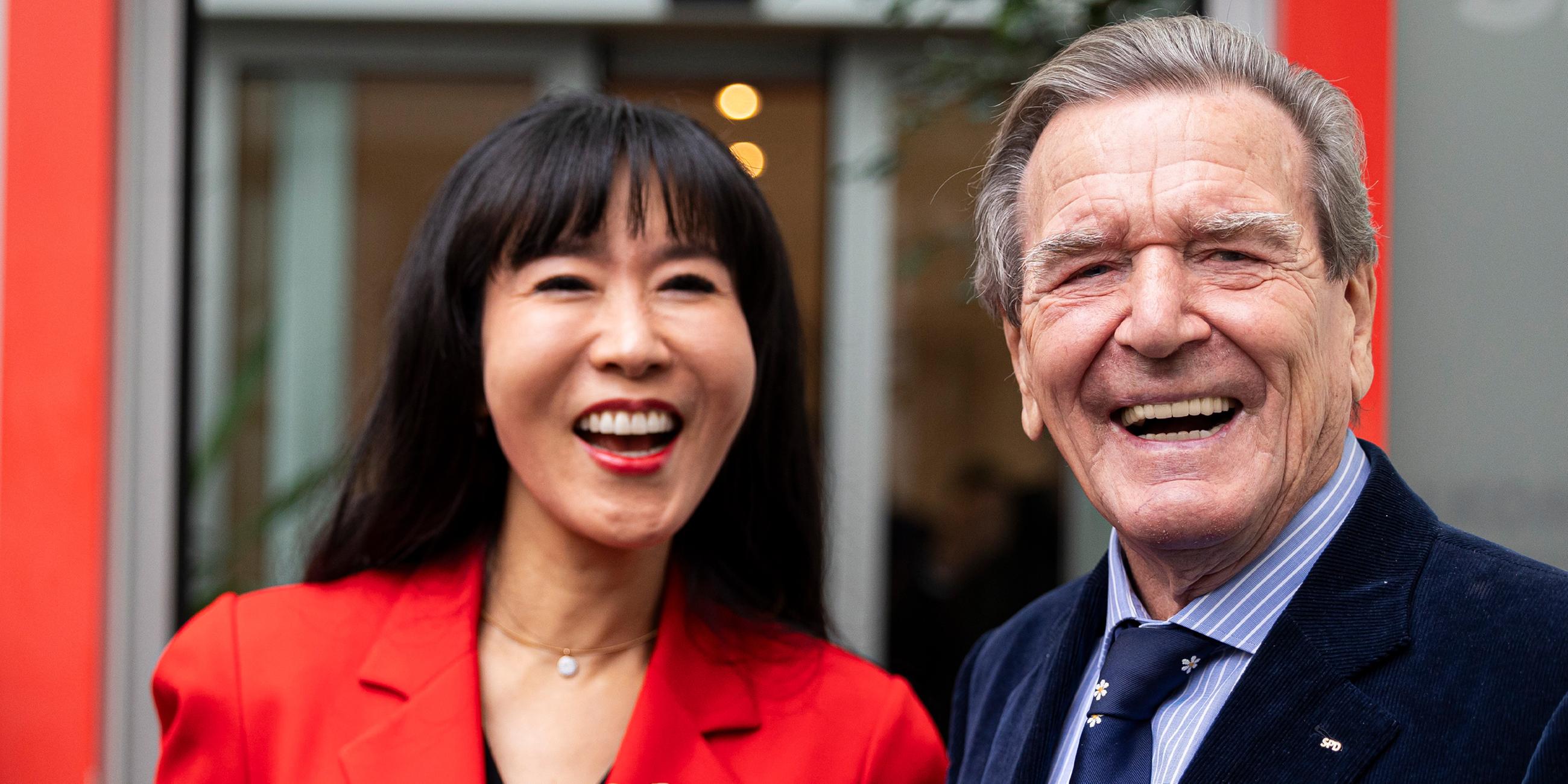 Gerhard Schröder und seine Frau So-yeon Schröder-Kim stehen nach der Verleihung vor dem Kurt-Schumacher-Haus vor Medienvertretern.