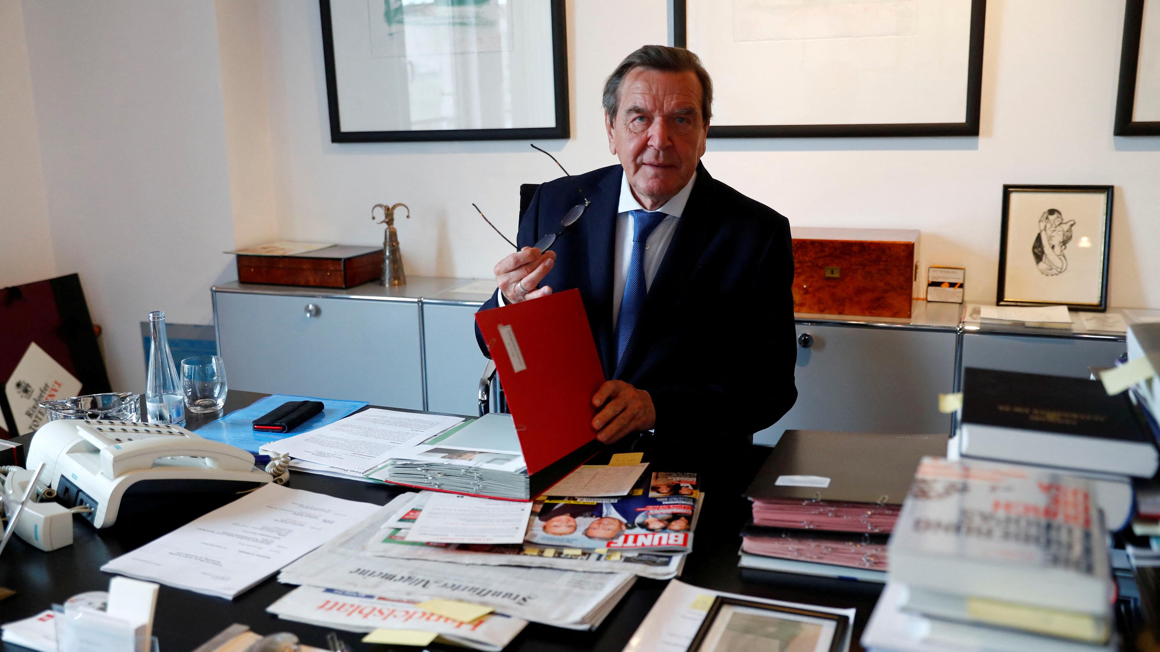 Altkanzler Gerhard Schröder in seinem Büros in Berlin.