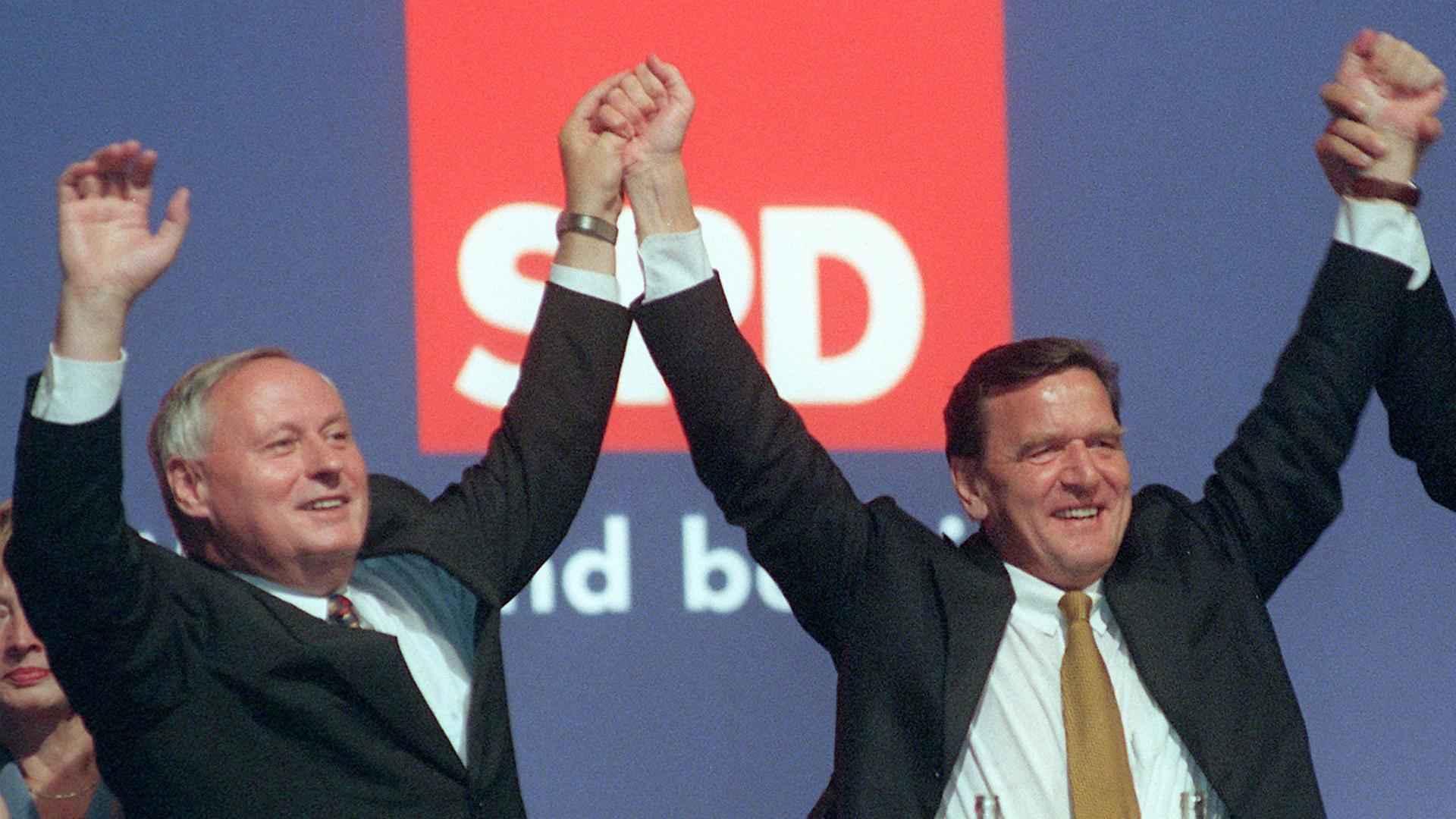 Der damalige SPD-Kanzlerkandidat Gerhard Schröder (r) und der damalige Parteivorsitzende der Sozialdemokraten, Oskar Lafontaine