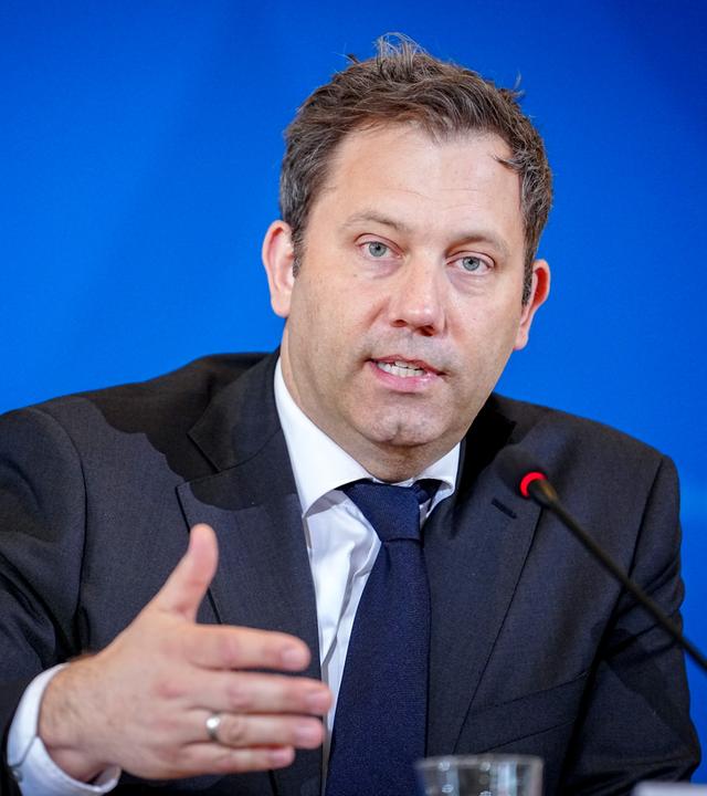 Klingbeil gestikuliert im Anzug bei Pressekonferenz