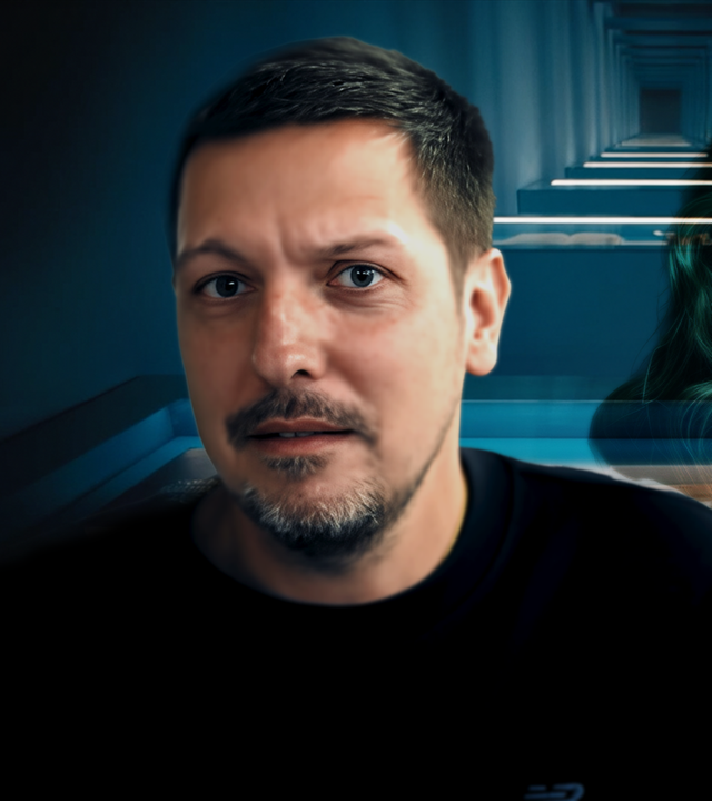 Thilo Mischke, im Hintergrund seine Oma und ein Archiv.