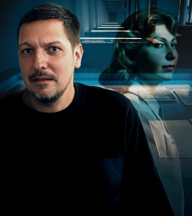 Thilo Mischke, im Hintergrund seine Oma und ein Archiv.