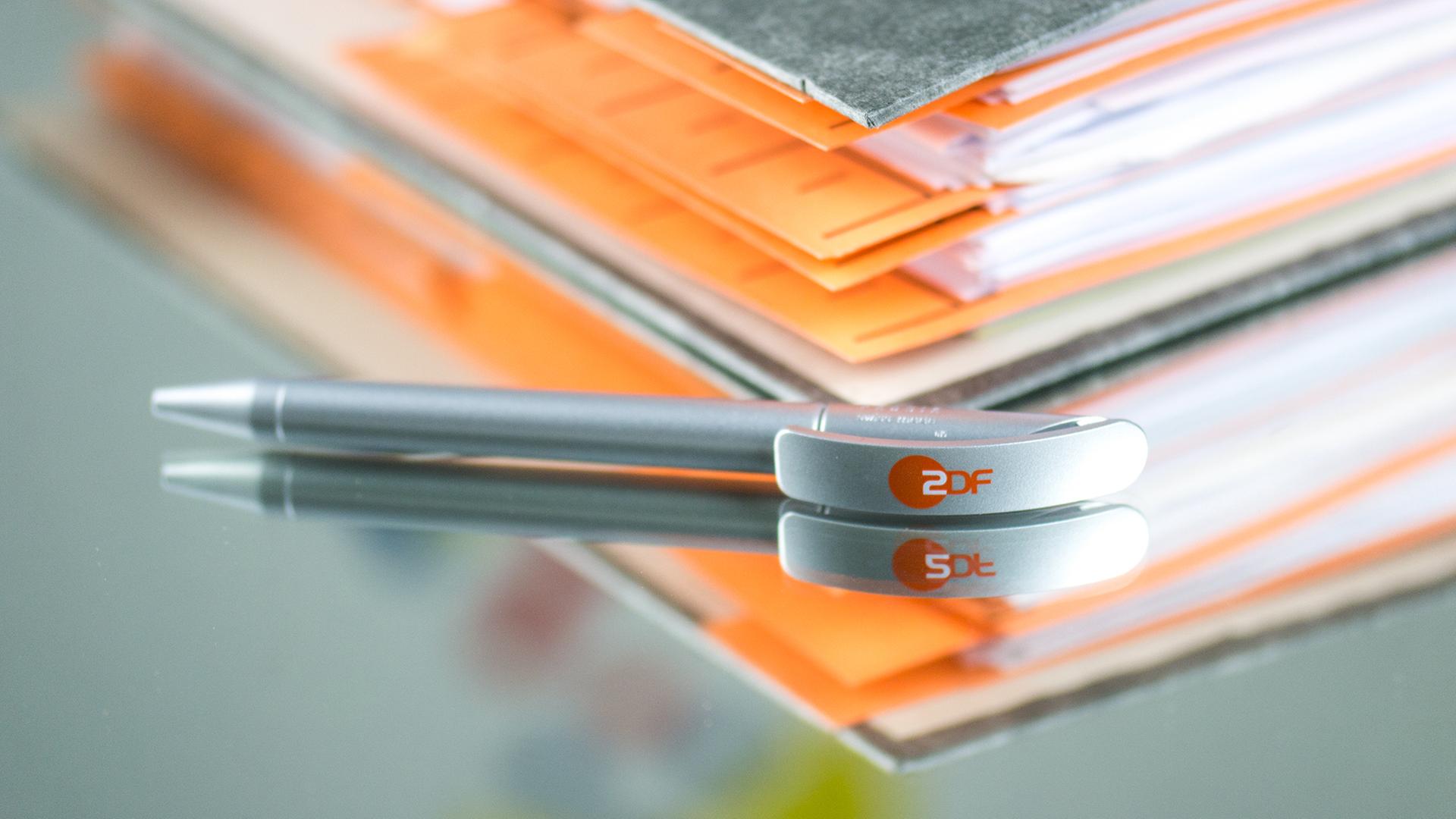 ZDF-Kugelschreiber und Aktenordner als Typical für Archiv des Fernsehrats