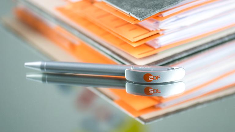 ZDF-Kugelschreiber und Aktenordner als Typical für Archiv des Fernsehrats