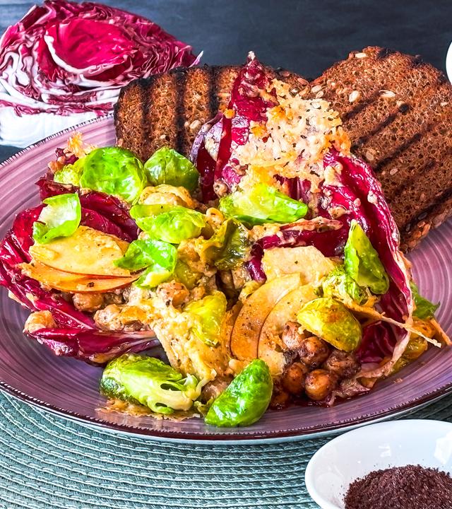 Gerösteter Rosenkohlsalat mit Kichererbsen und Tahini-Dressing