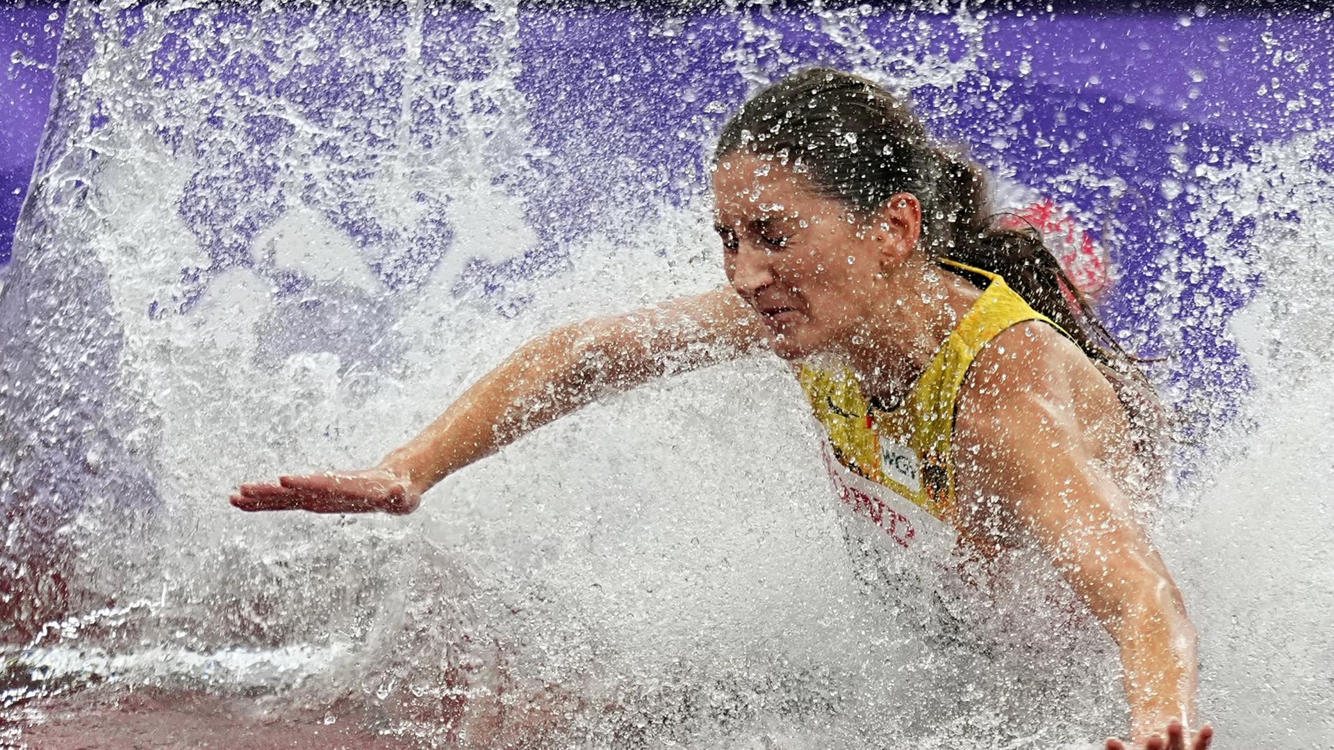 Gesa Krause stürzt im Finale über 3.000-Meter-Hindernis bei der Leichtathletik-WM in Tokio.