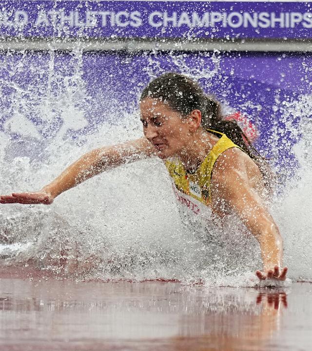 Gesa Krause stürzt im Finale über 3.000-Meter-Hindernis bei der Leichtathletik-WM in Tokio.