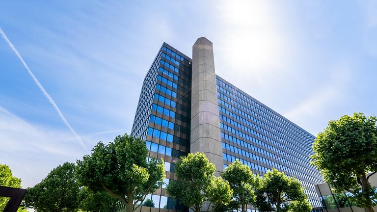 ZDF-Hochhaus von aussen in der Froschperspektive im sonnigen Gegenlicht