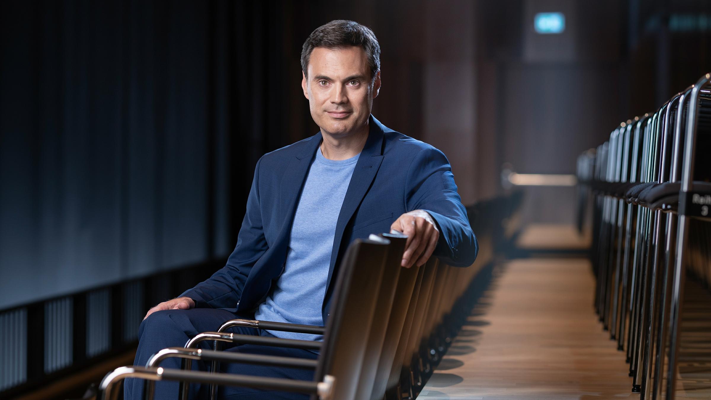 ZDF-Programmdirektor Dr. Norbert Himmler in einer Kino-Sitzreihe