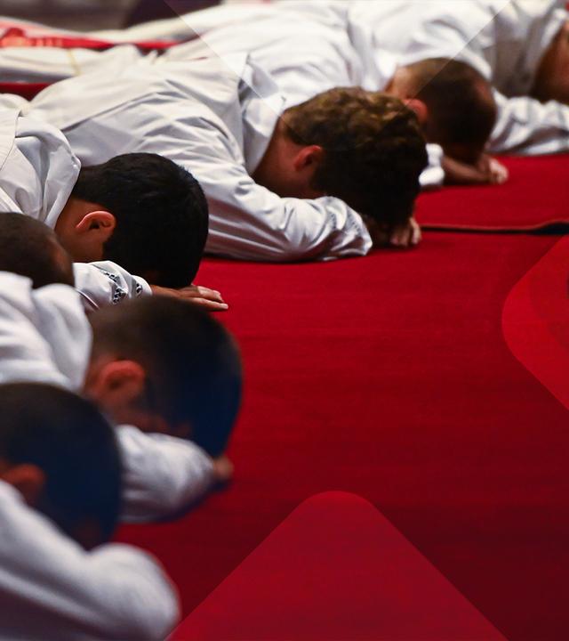 Mehrere Priester liegen bäuchlings auf dem Boden mit dem Kopf nach unten