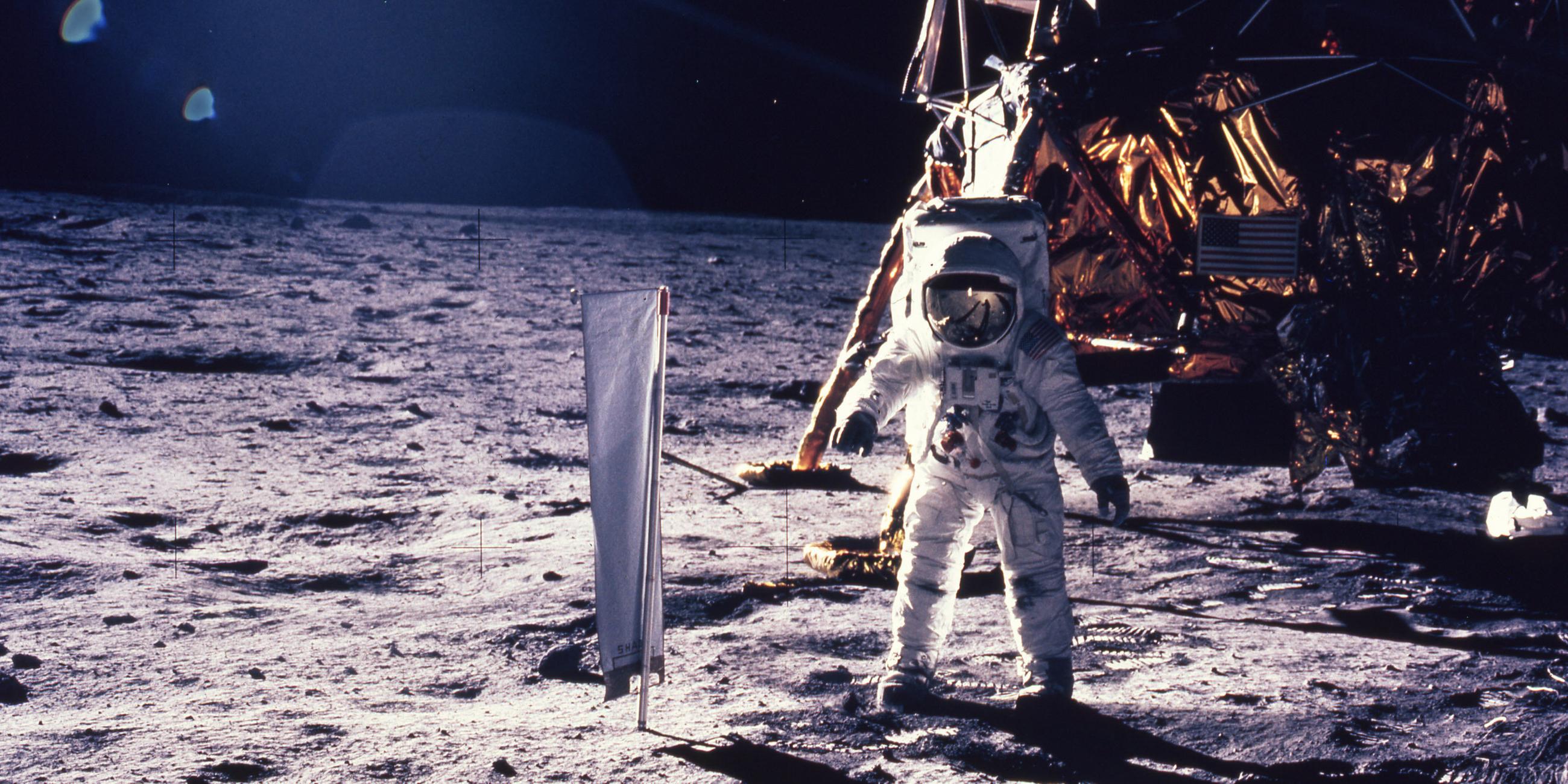Der Astronaut Edwin Aldrin läuft im Astronautenanzug als einer der ersten Menschen auf dem Mond.