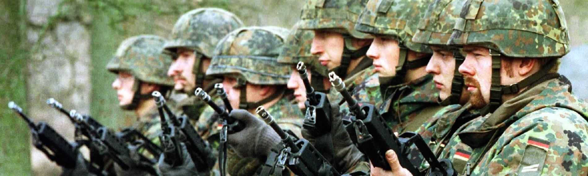 "Geschichte treffen: Kosovo '99 - Bundeswehr im Kampfeinsatz ": Bundeswehrsoldaten üben für Kosovo-Einsatz, Archiv 1999.
