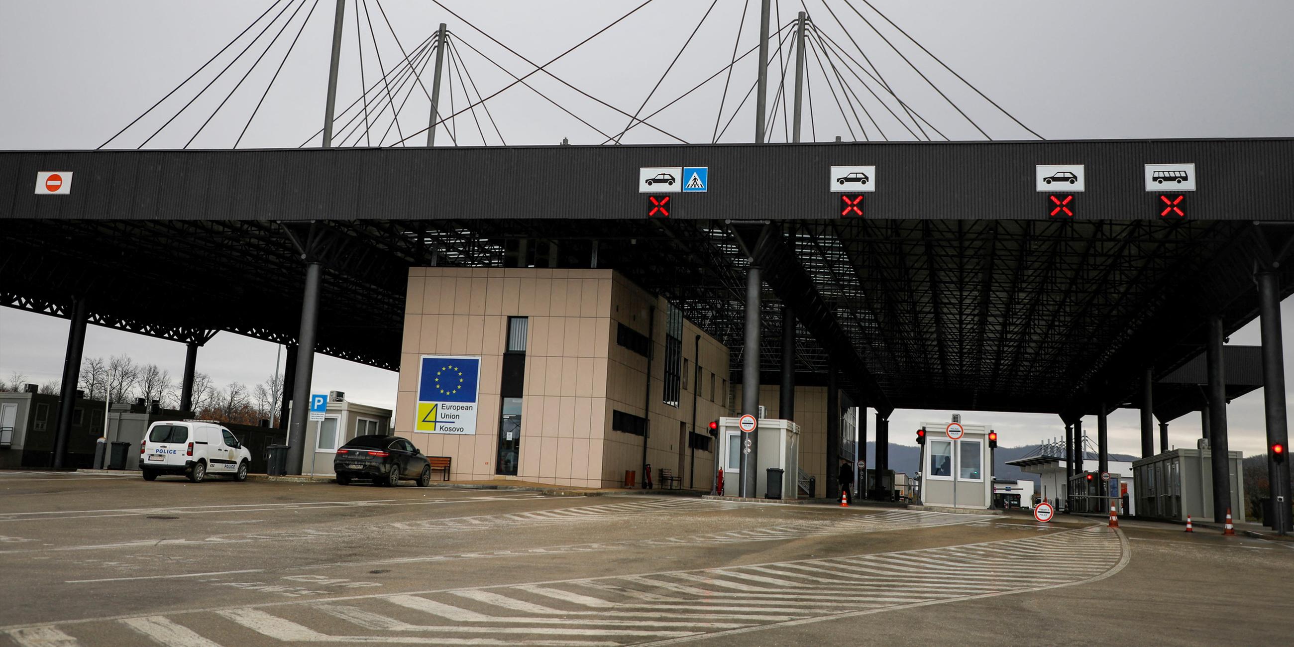 Geschlossener Grenzübergang Merdare zwischen Kosovo und Serbien, aufgenommen am 28.12.2022