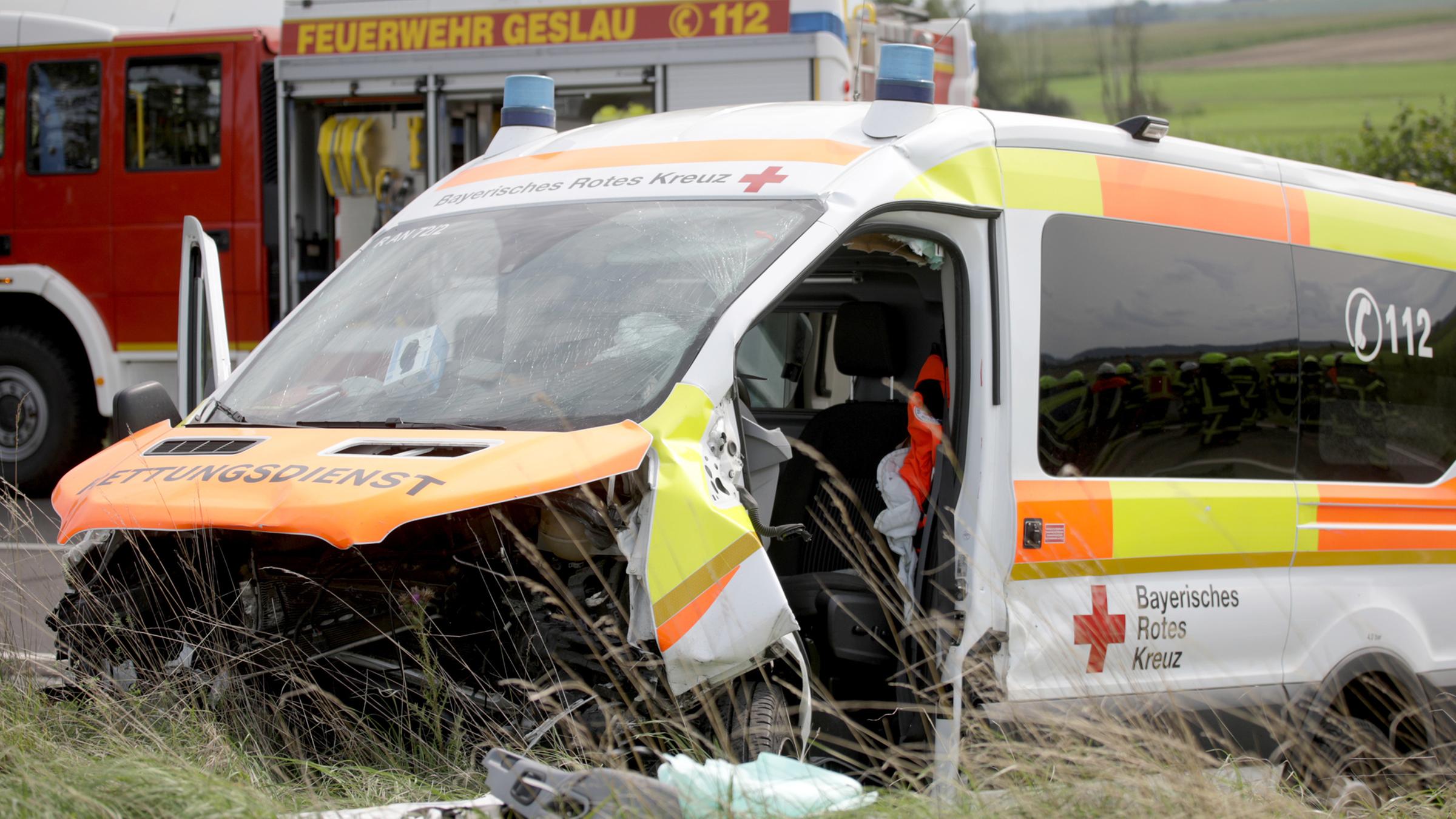 Krankenwagen gerät in Gegenverkehr: Drei Tote bei Unfall - ZDFheute