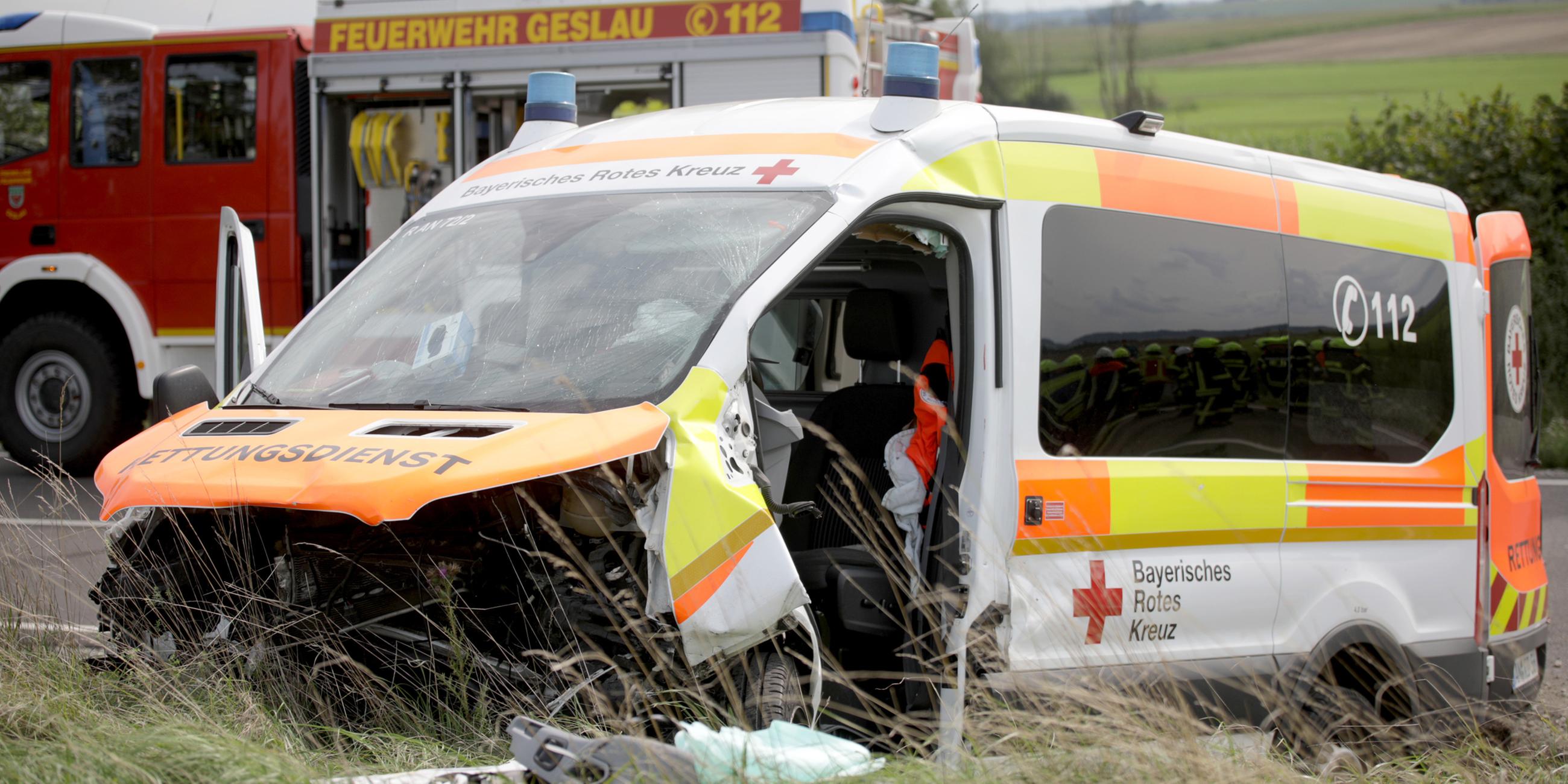 Ein verunfallter Krankenwagen steht an der Unfallstelle auf einer Straße zwischen Geslau und Colmberg im mittelfränkischen Landkreis Ansbach.