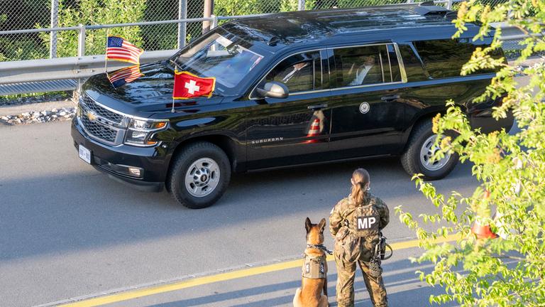 Die Fahrzeugkolonne von US-Vizepräsident JD Vance trifft zum Beginn der Gespräche zwischen den USA und dem Iran im Bürgenstock Resort in der Schweiz ein.