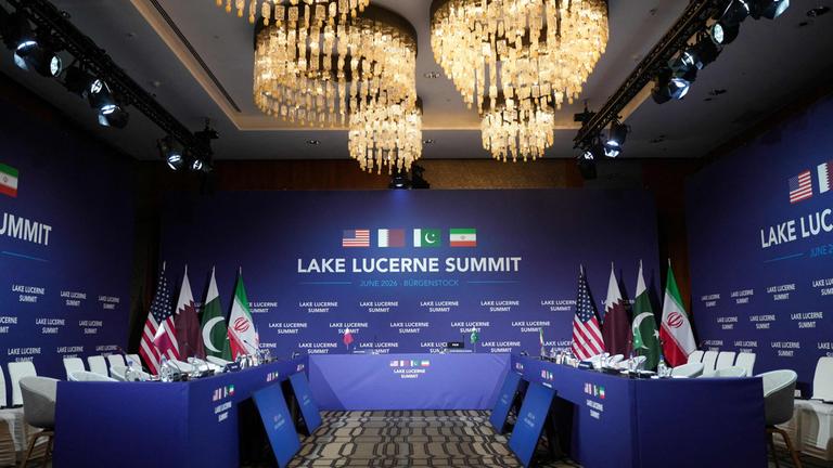 Blick in den Konferenzsaal eines Hotels am Bürgenstock in der Schweiz vor einem Treffen von Vertretern der USA, des Iran, Pakistans und Katars zu Gesprächen über den Iran-Krieg.