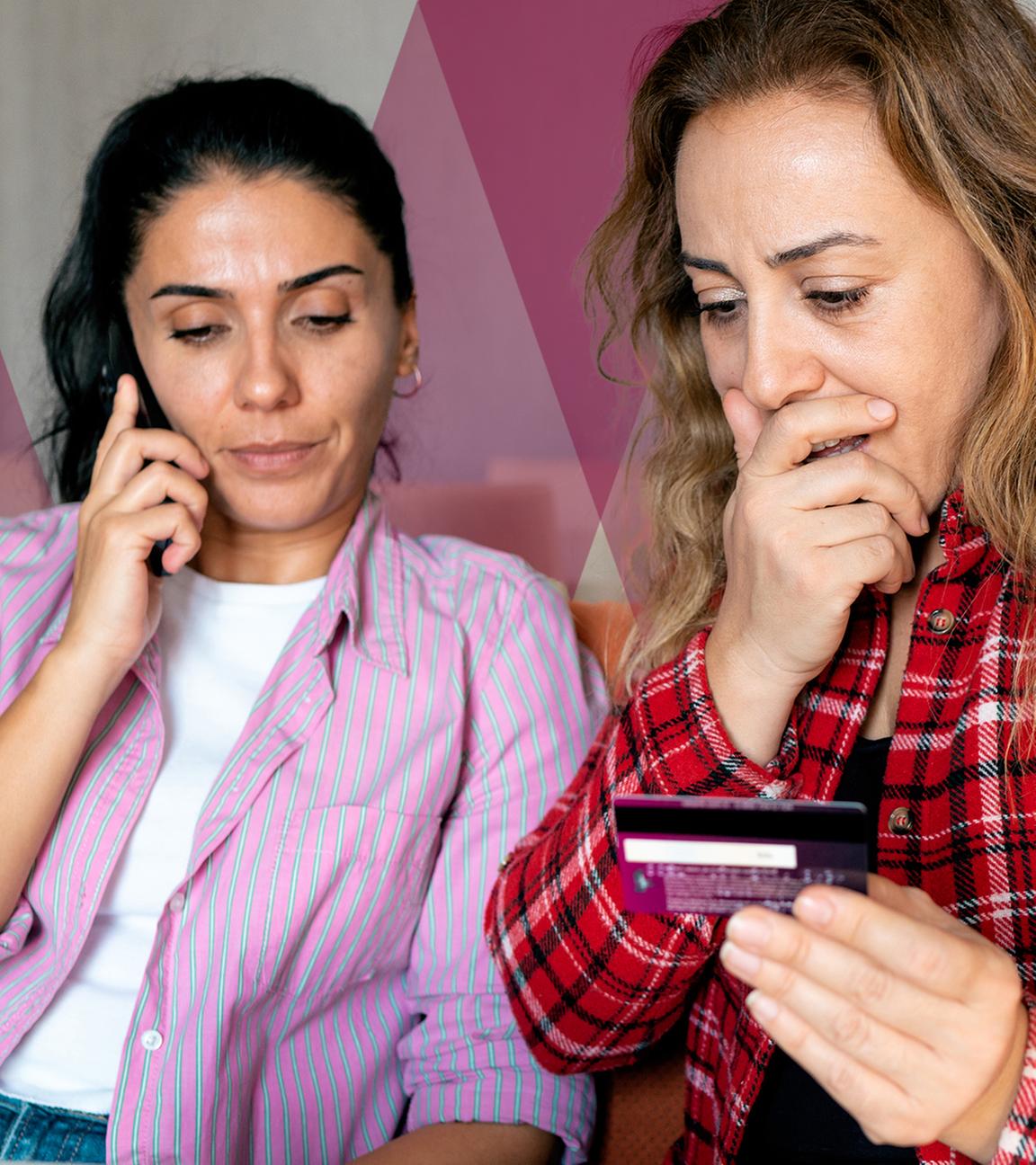 Zwei Frauen auf der Couch, eine hält mit erschrockenem Gesicht die Bankkarte in der Hand, während die andere telefoniert.