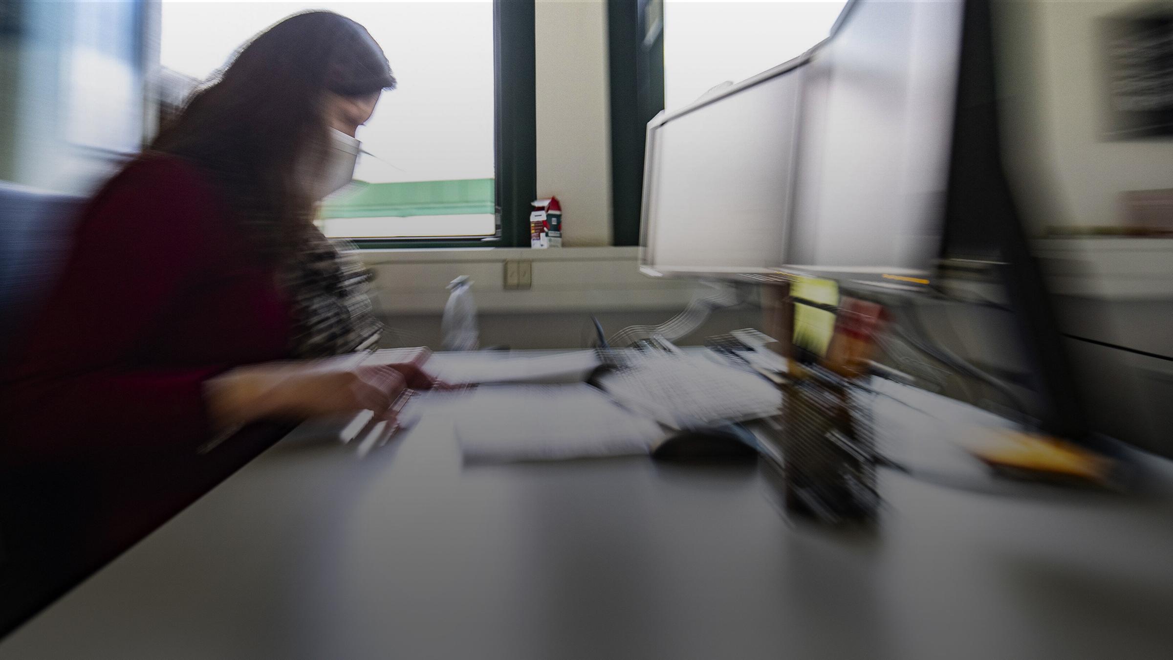 Archiv: Mitarbeiterin im Gesundheitsamt bei der Nachverfolgung von Kontakten von infizierten Personen am 17.02.2021 in Bonn.