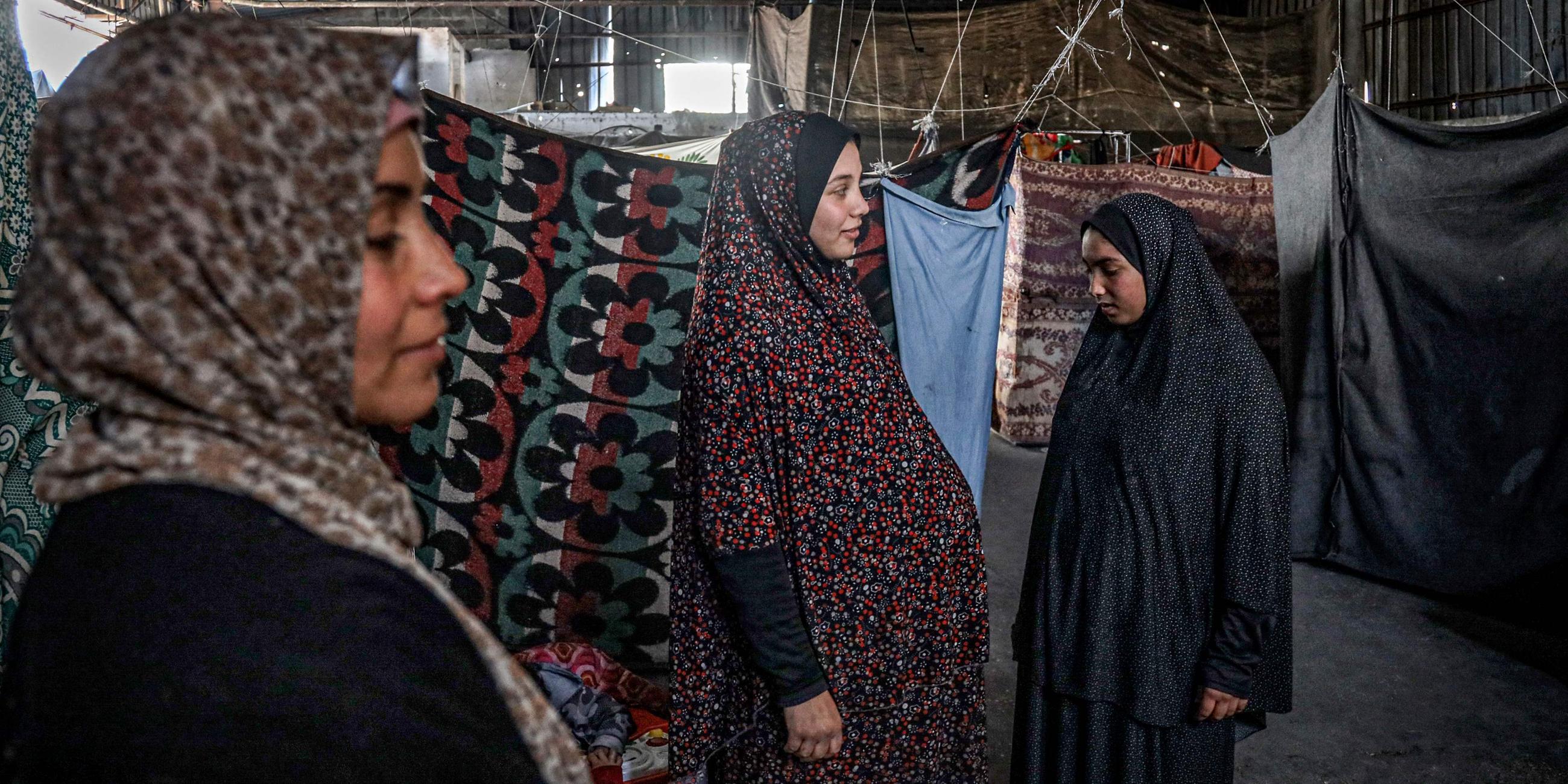 Eine schwangere Palästinenserin, die aus dem nördlichen Gazastreifen vertrieben wurde, steht in einem Lagerhaus, am 29.02.2024 in Rafah.
