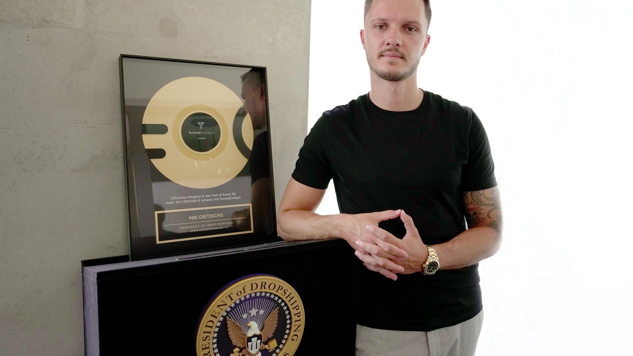 Mik Dietrichs vor seinem Award mit dem Titel "President of Dropshipping"