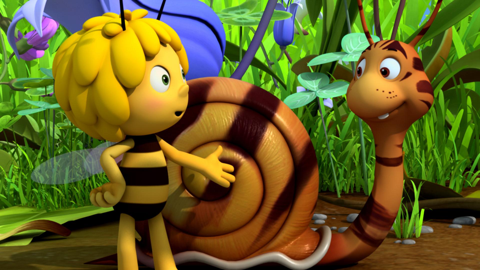 Rufus hat dank Maja eine ordentliche Tarnung. Sein Gesicht und Schneckenhaus sind mit braunen Streifen übersäht. Maja steht zuversichtlich daneben.