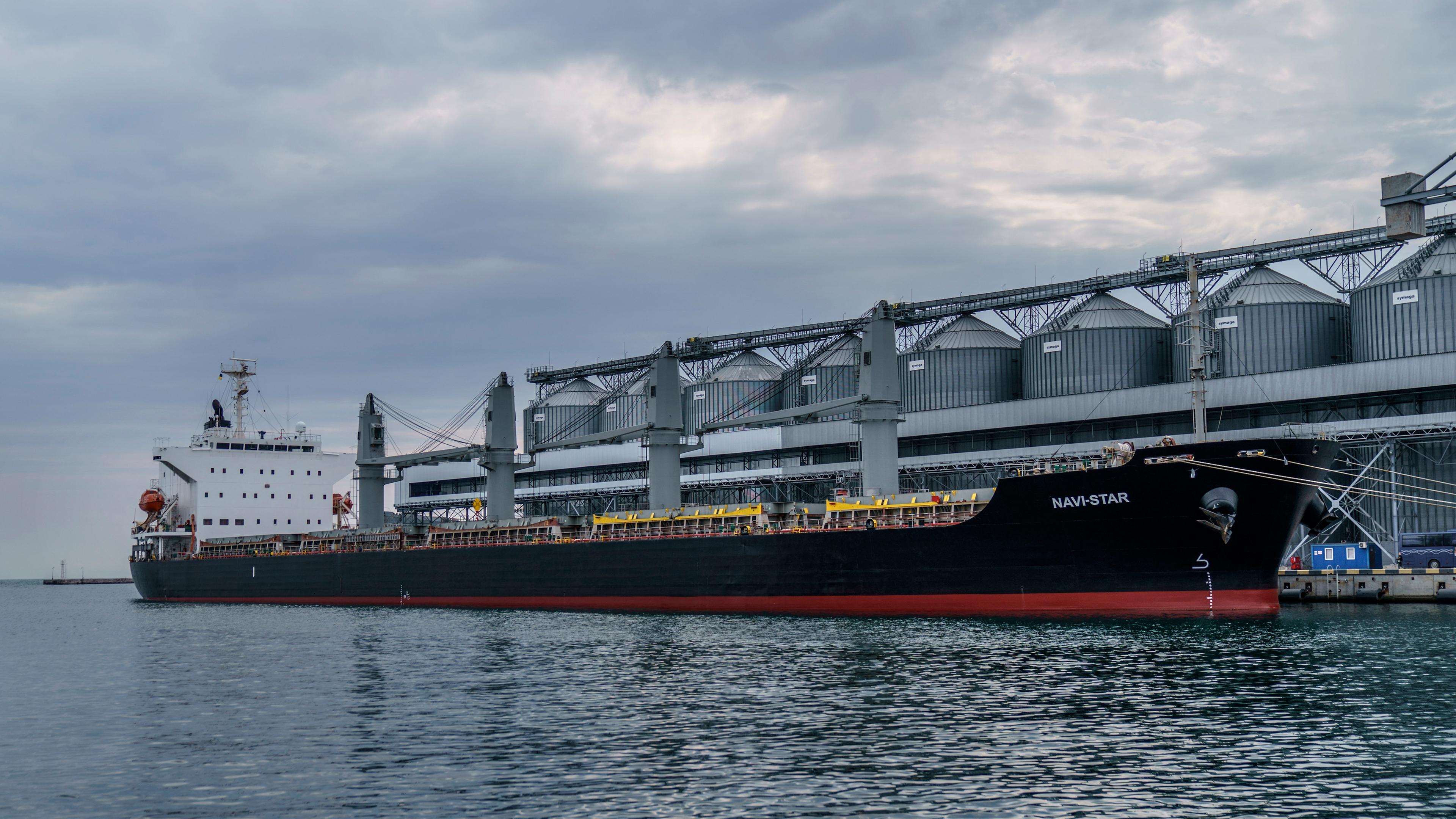 Das Frachtschiff Navi-Star ist seit Beginn des Krieges mit Getreide beladen und wartet darauf, den Hafen von Odessa zu verlassen, aufgenommen am 29.07.2022