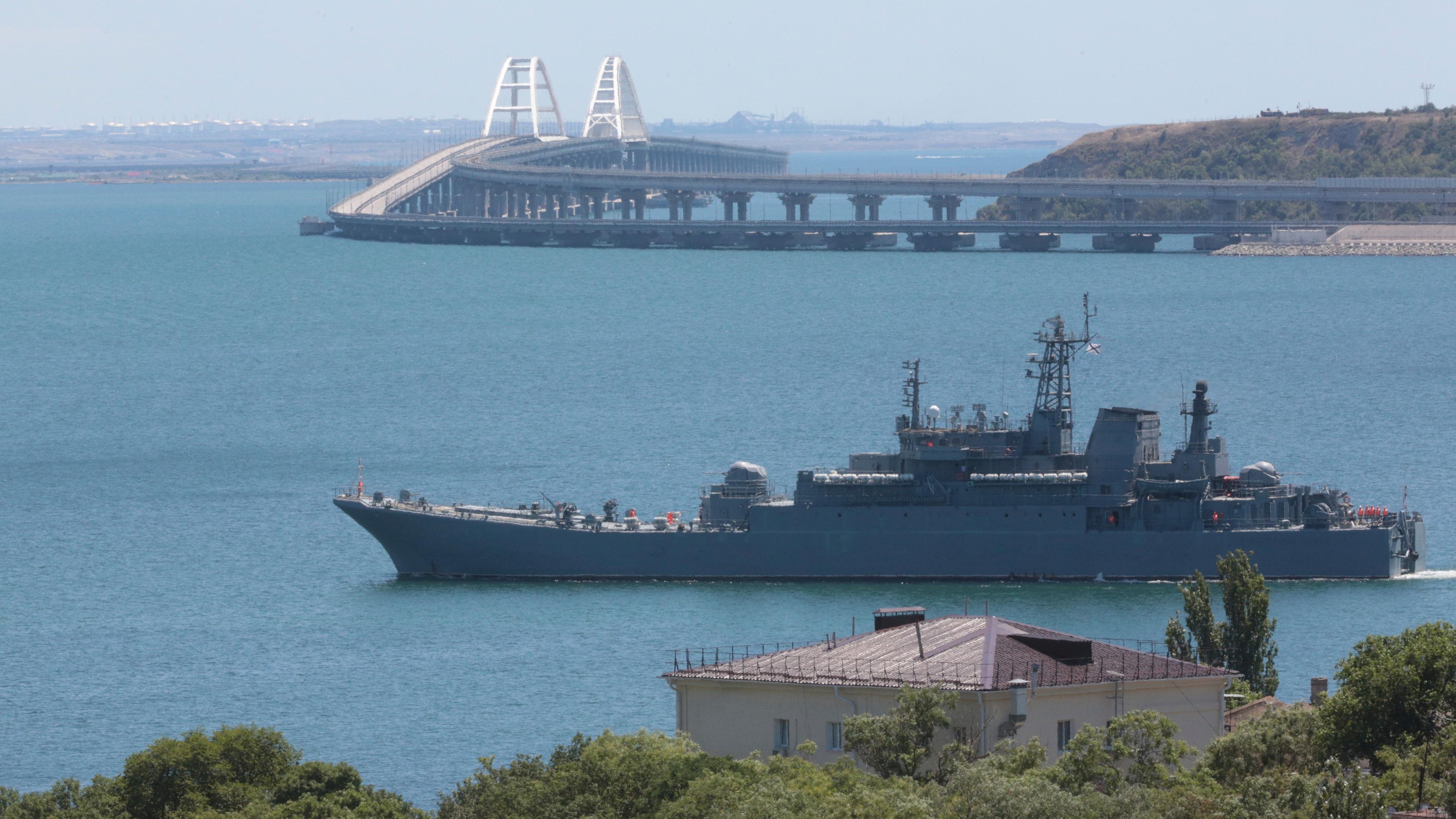 Blick auf ein großes Landungsschiff des russischen Militärs, das Autos und Menschen zwischen der Krim und Taman transportiert, da die Krim-Brücke, die das russische Festland und die Halbinsel Krim über die Straße von Kertsch verbindet, beschädigt ist.