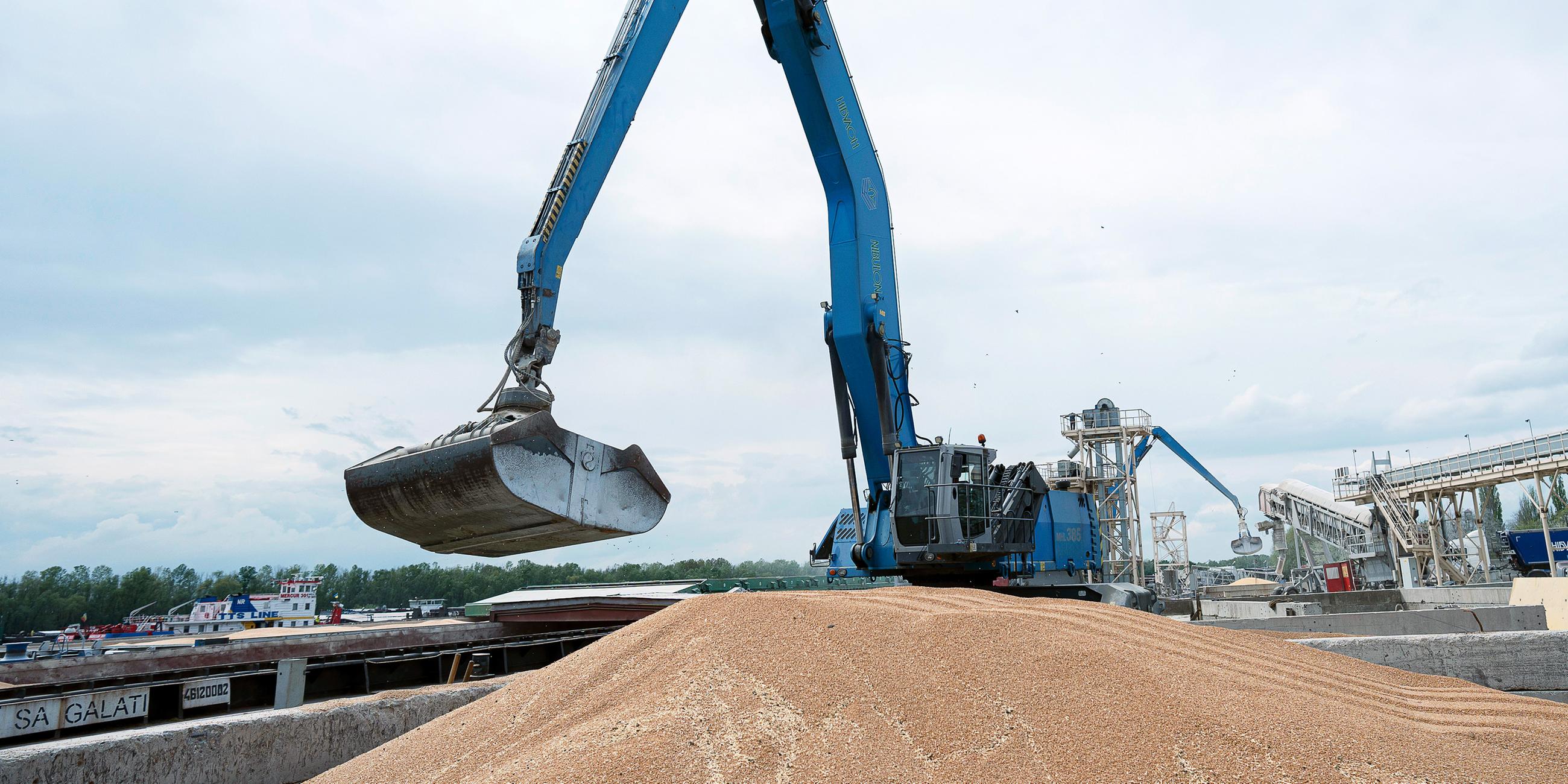 Ein Bagger verlädt in einem Getreidehafen Getreide in ein Frachtschiff im Hafen von Ismajil, Ukraine