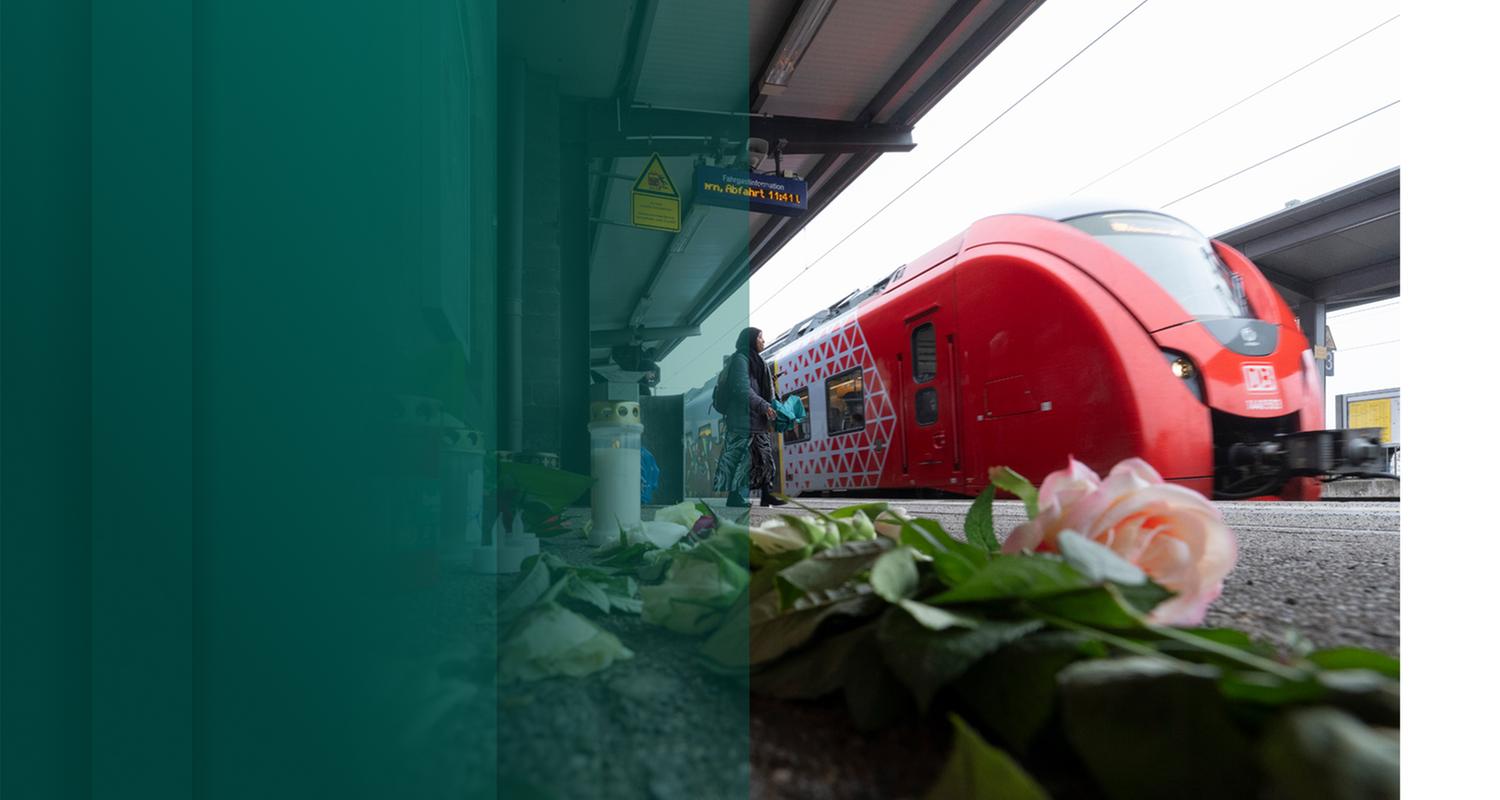 Blumen an Bahnsteig zum Gedenken an den tödlichen Angriff auf einen Bahnmitarbeiter