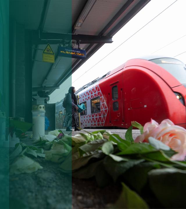 Blumen an Bahnsteig zum Gedenken an den tödlichen Angriff auf einen Bahnmitarbeiter