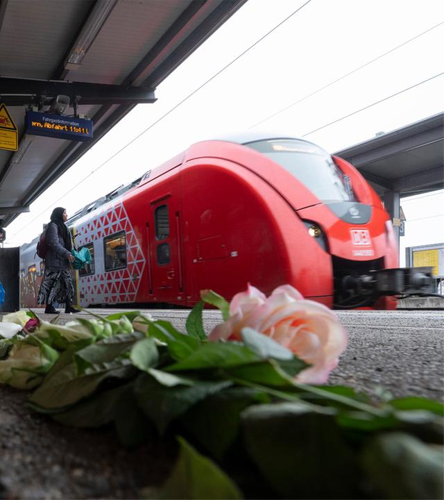 Blumen an Bahnsteig zum Gedenken an den tödlichen Angriff auf einen Bahnmitarbeiter