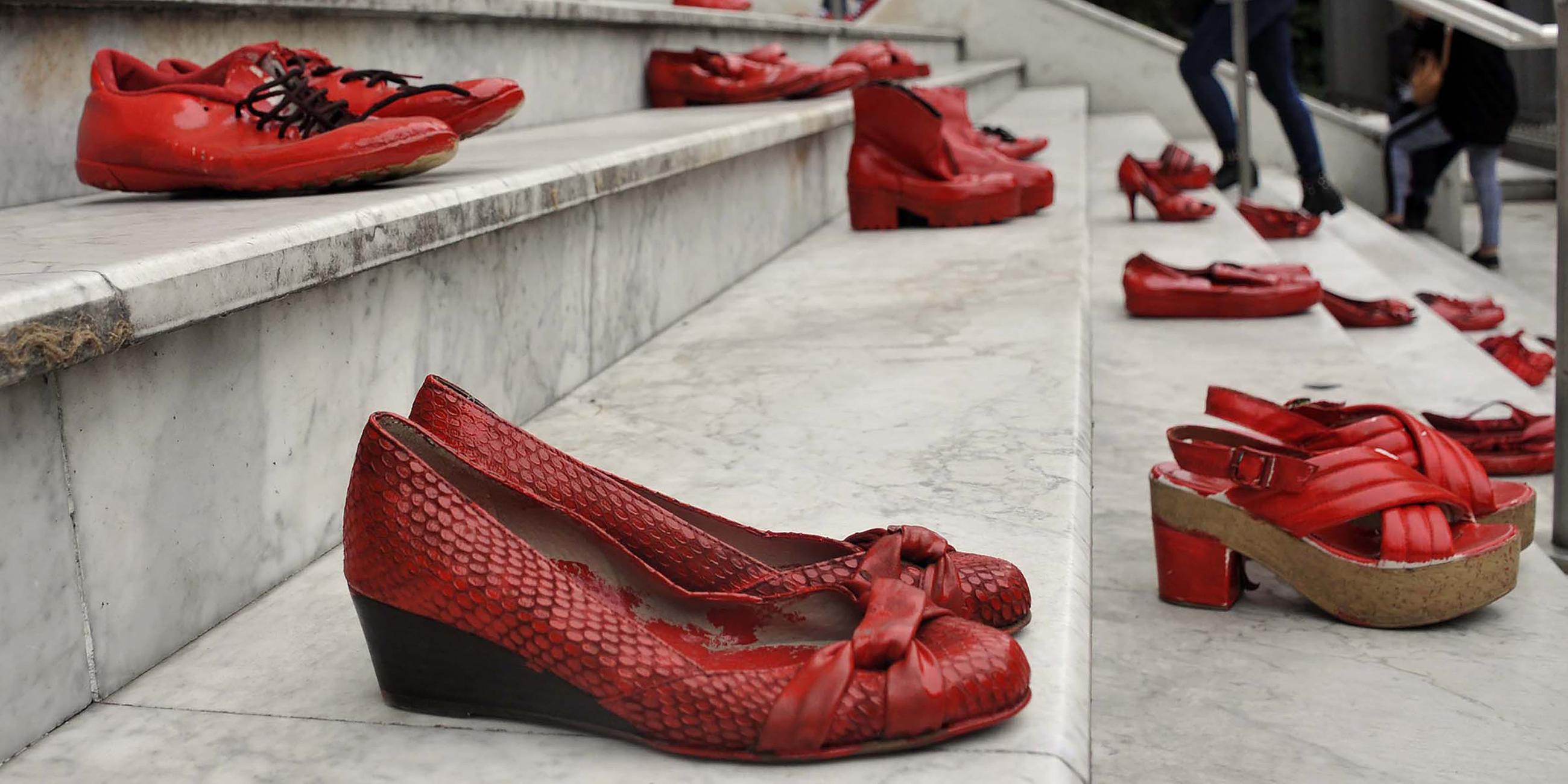 Rot lackierte Schuhe stehen am Eingang des Obersten Gerichtshofes in Buenos Aires.
