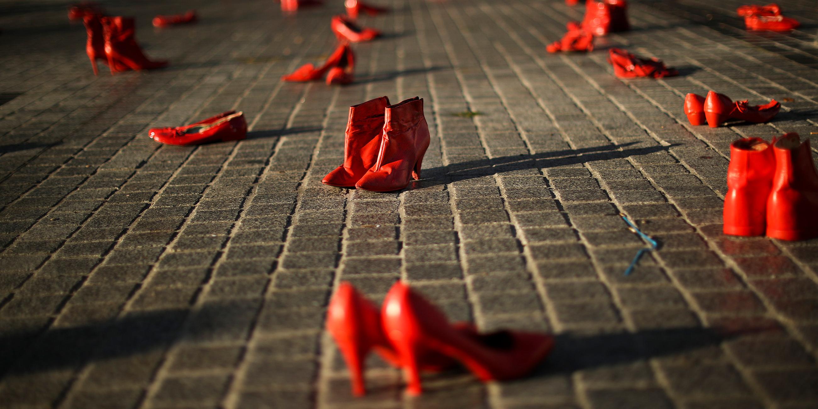 Rote Schuhe, Kunstinstallation zum Thema "Gewalt gegen Frauen" in Brüssel.
