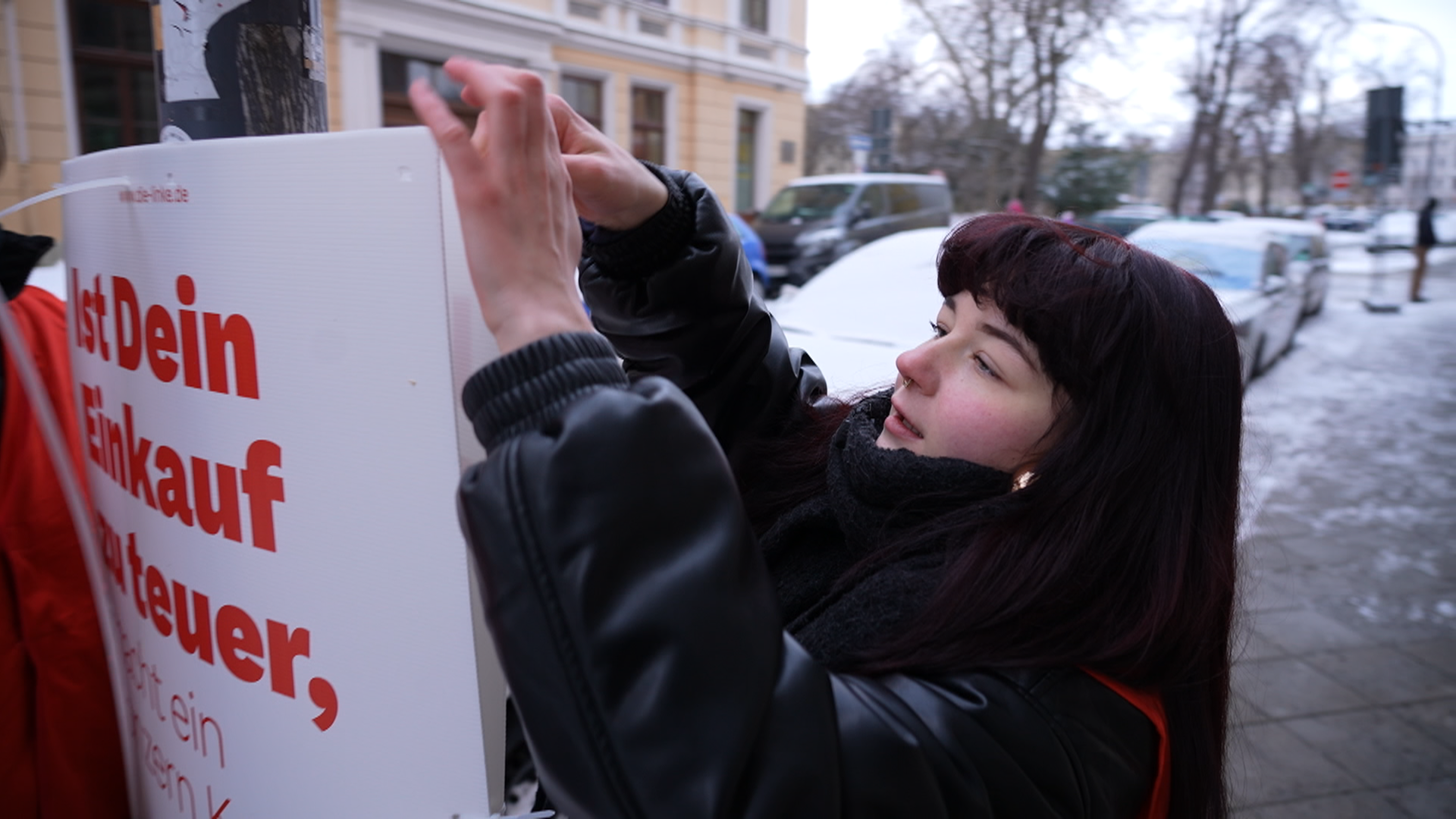 Politikerin hängt Wahlplakat auf