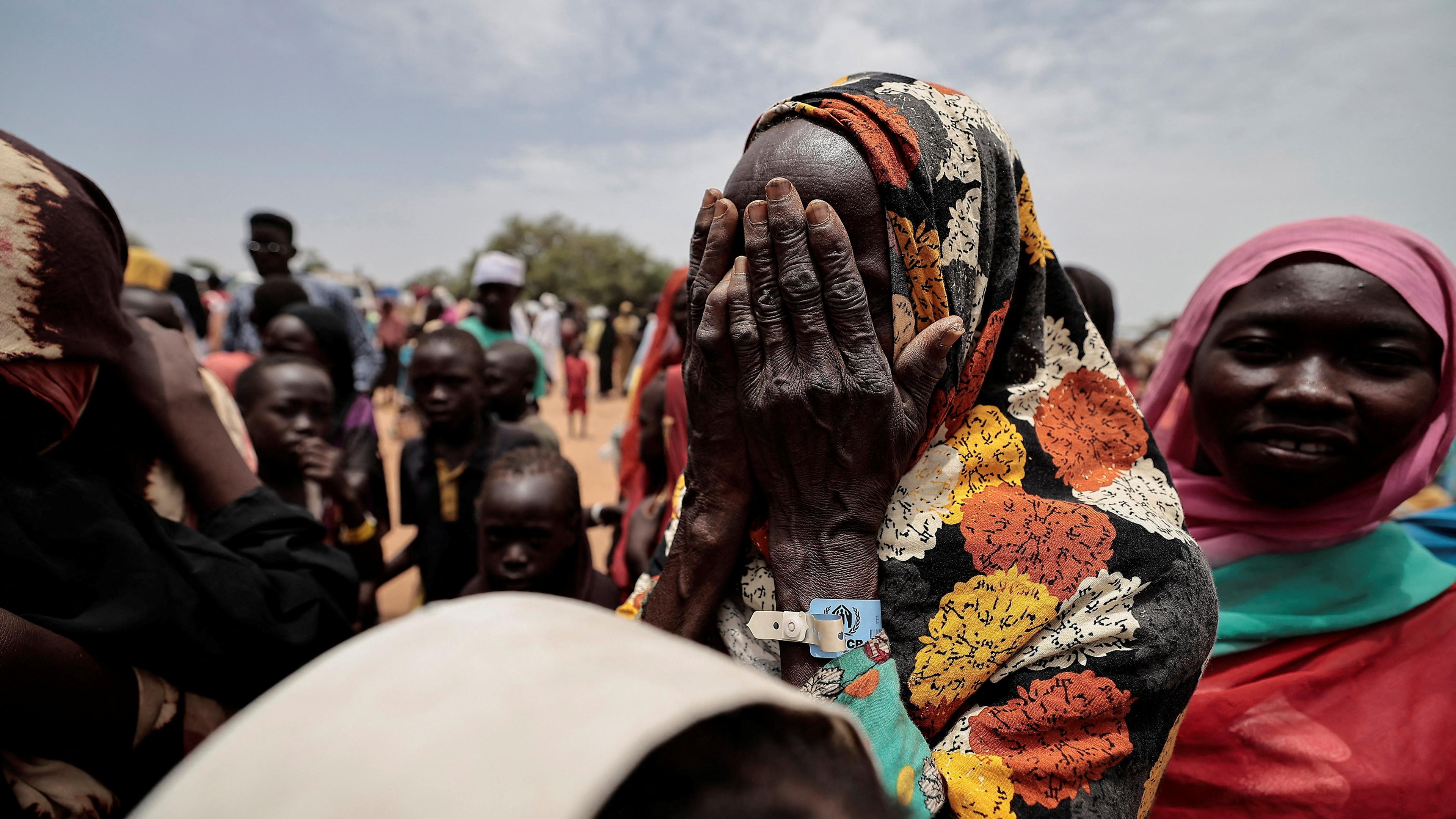 Eine sudanesische Frau, die vor dem Konflikt in Geneina in der sudanesischen Region Darfur geflohen ist, trauert um ihren Sohn und einen Verwandten, die ihrer Aussage nach von den Rapid Support Forces (RSF) getötet wurden