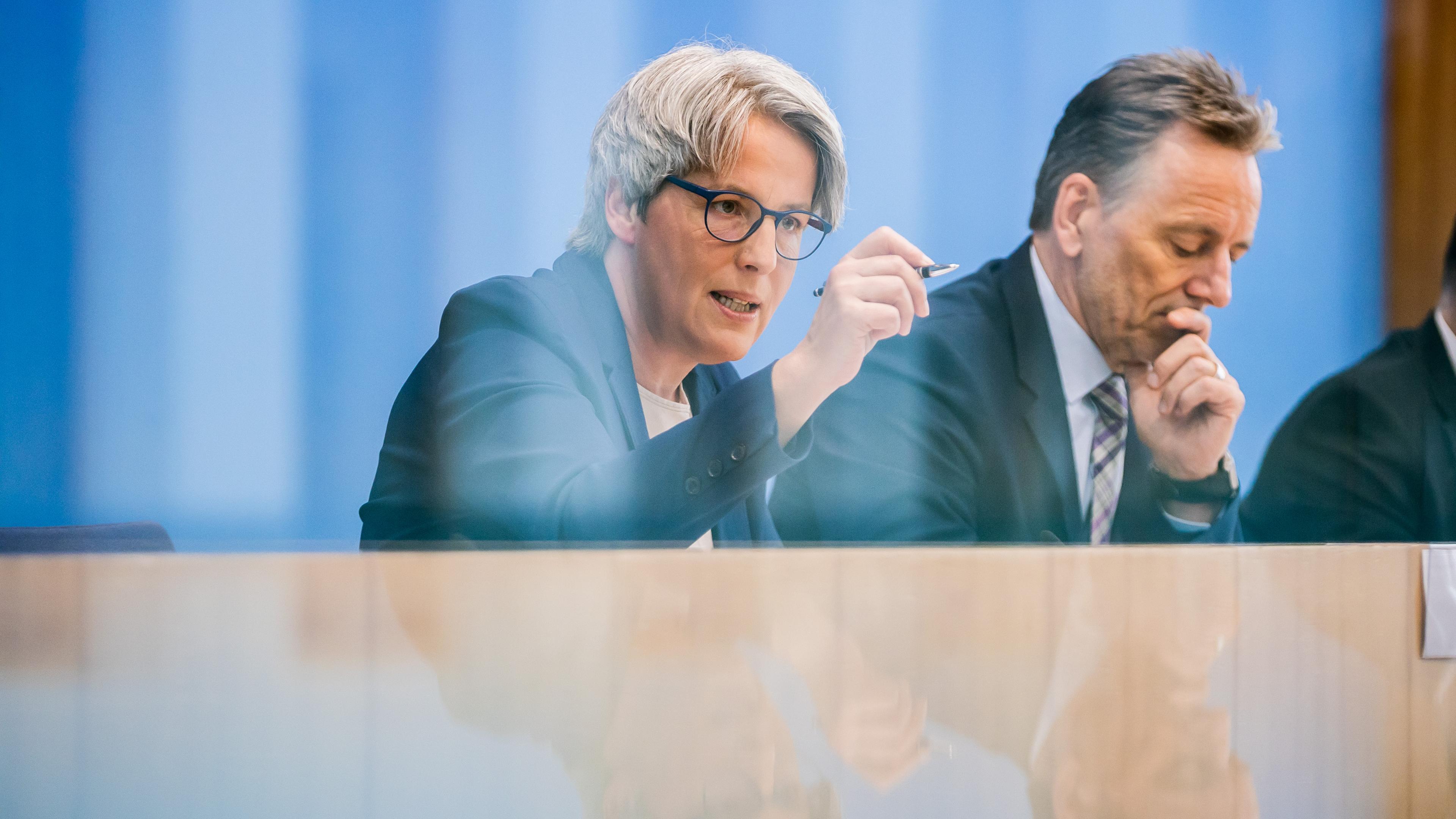 Kerstin Claus, unabhängige Beauftragte für Fragen des sexuellen Kindesmissbrauchs, und Holger Münch, Präsident des Bundeskriminalamtes