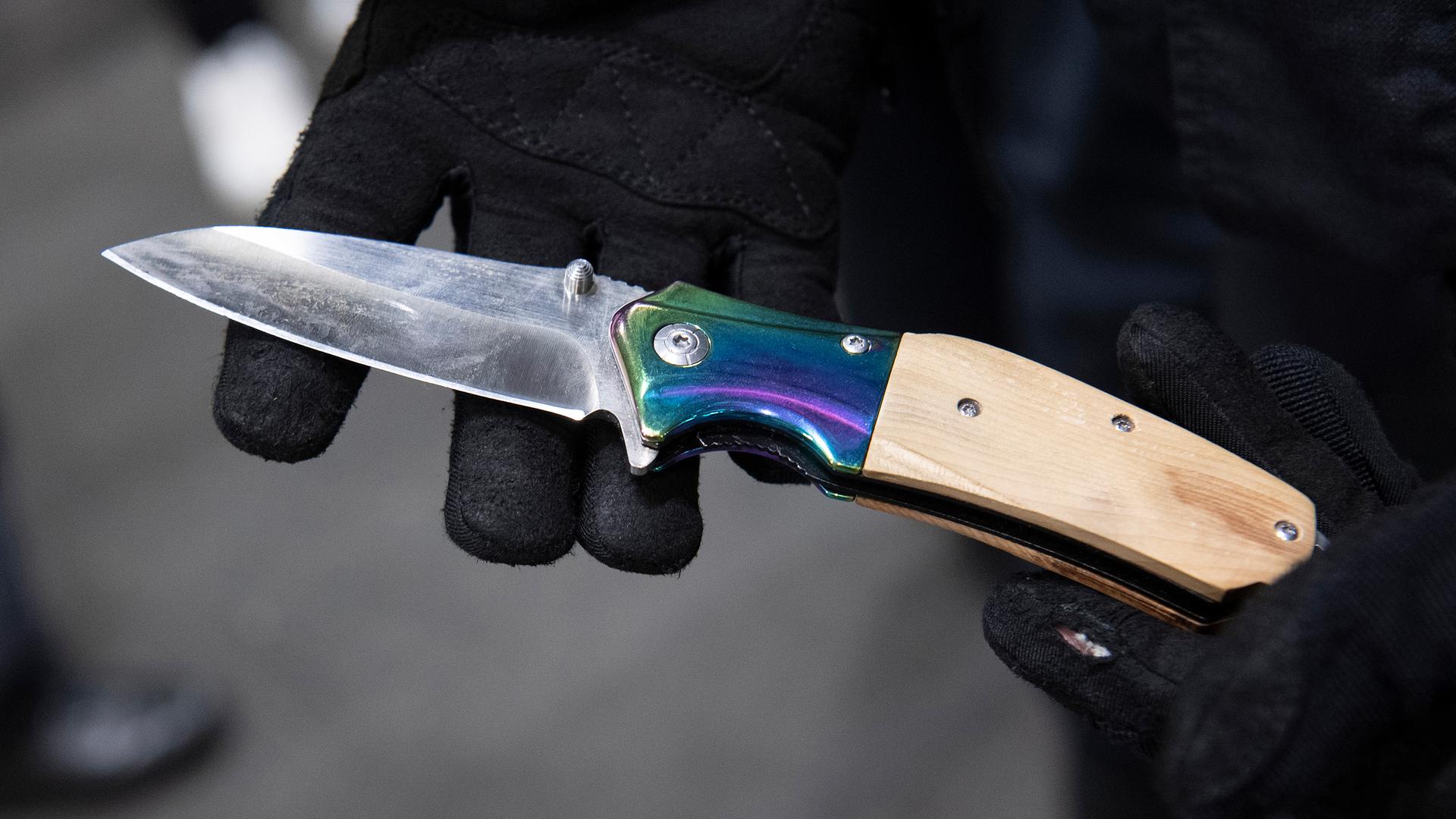 Ein Bundespolizist zeigt ein sichergestelltes Messer am Berliner Bahnhof Ostkreuz (Archivfoto)