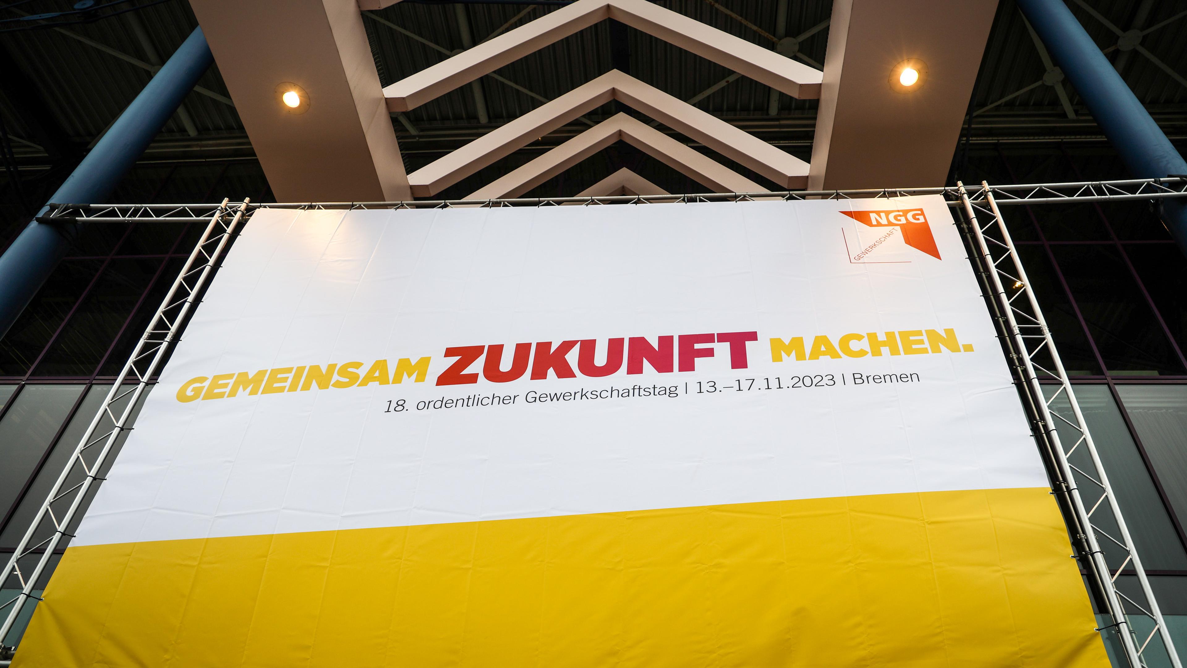 Ein Banner der Gewerkschaft Nahrung-Genuss-Gaststätten mit dem Motto "Gemeinsam Zukunft machen".
