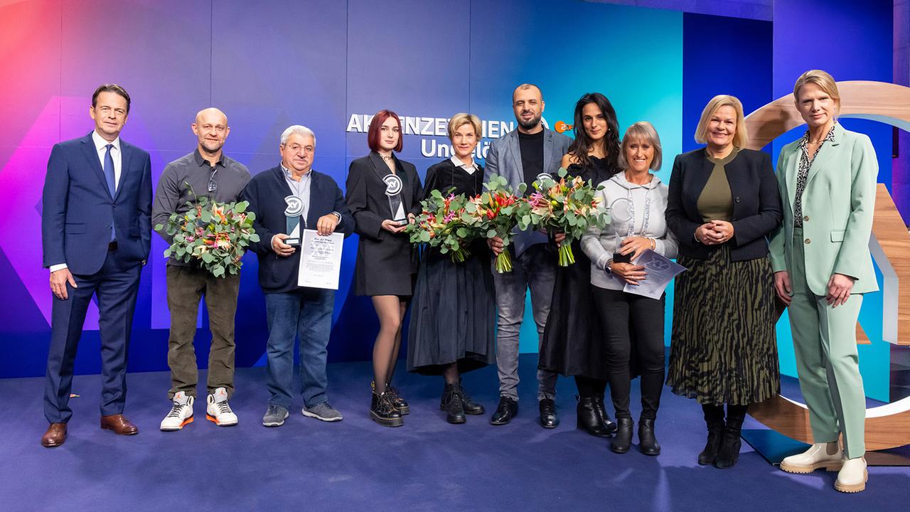 "Die Gewinner des XY-Preises 2023": Rudi Cerne, Jürgen Vogel, Lothar Christen, Yelyzaveta Kryshtal, Astrid M. Fünderich, Mohamad Al Hasan, Aybi Era,Klara Cujé, Nancy Faeser, Nadine Bilke 