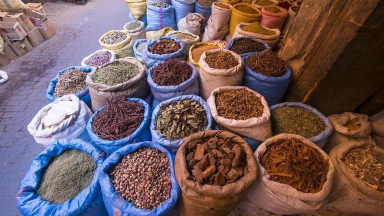 Säcke mit Gewürzen in der historischen Medina, Marrakesch