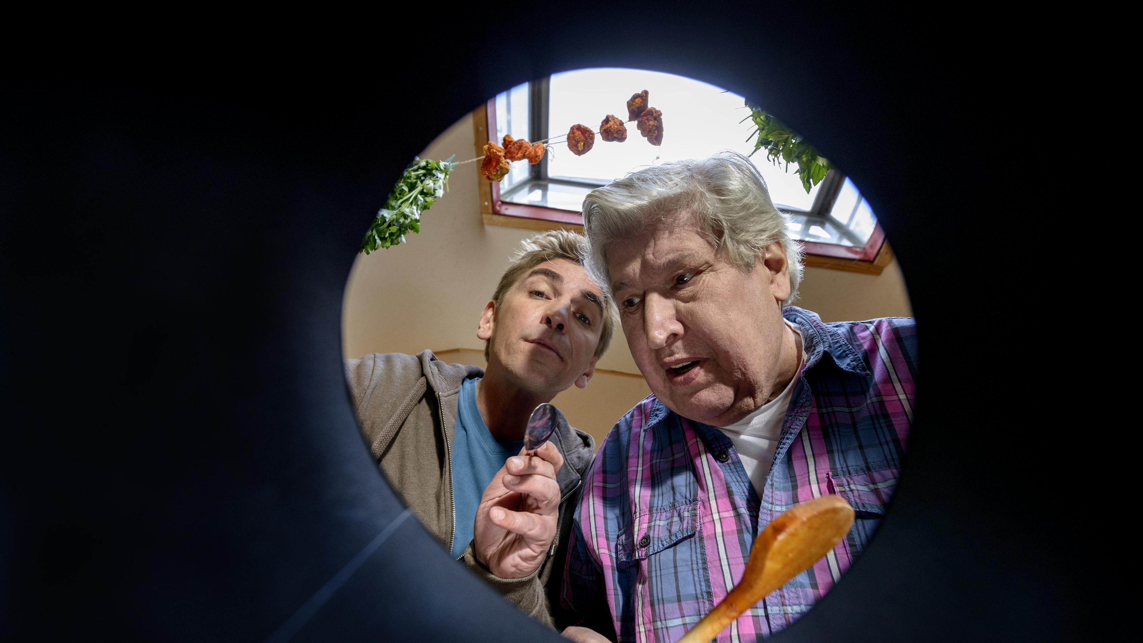 Fritz und Herr Paschulke schauen in einen Topf.