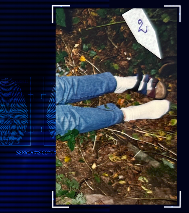 Foto aus der Polizeiakte. Eine Leiche im Wald. Es sind nur die Beine zu sehen. Ein weißes Schild der Spurensicherung mit der Ziffer 2. Links daneben: Lichtschematische Darstellung eines Fingerabdrucks.