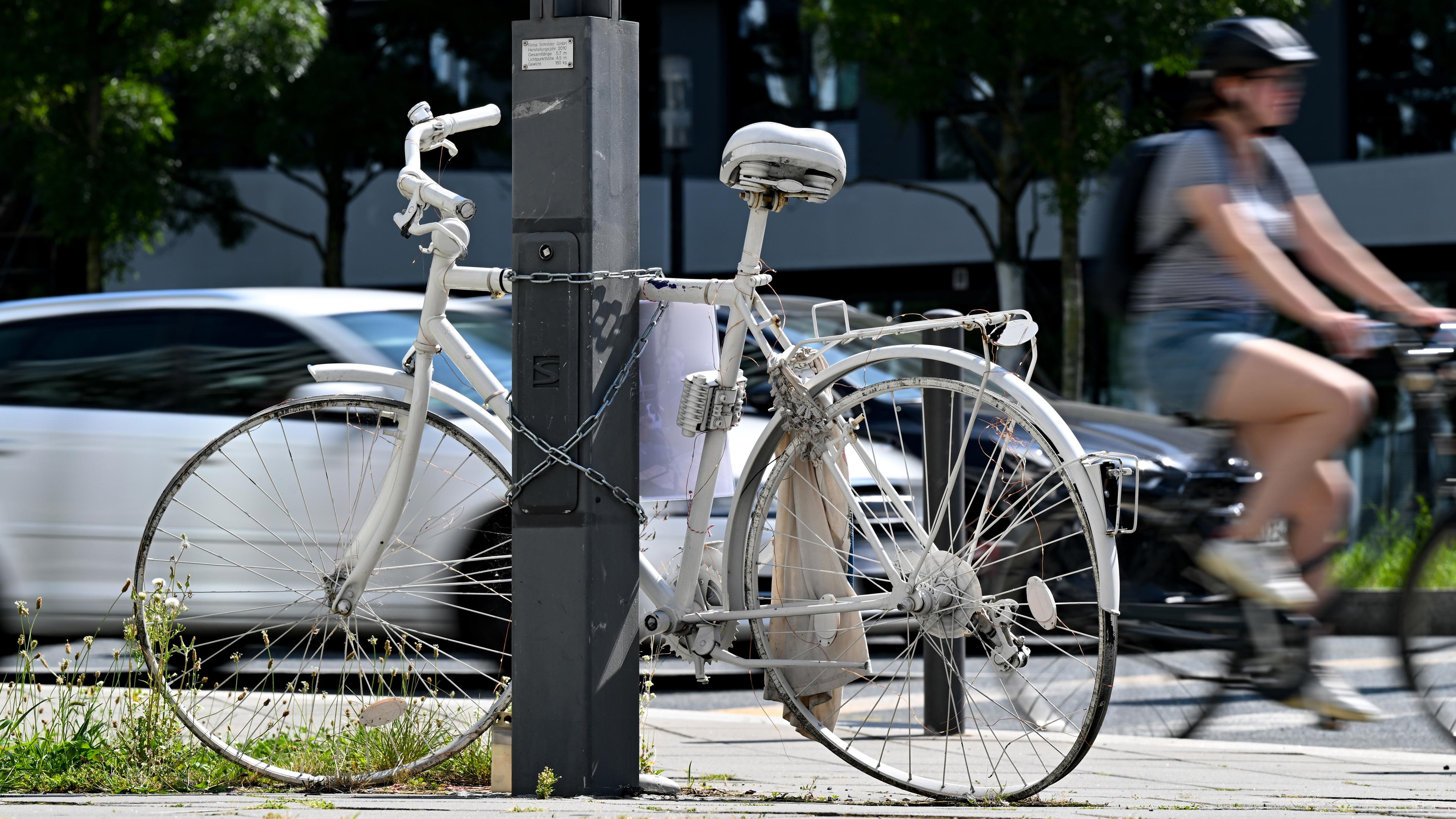 Ein Ghost-Bike, ein weiß angestrichenes, ausrangiertes Fahrrad, erinnert an der Europaallee im Gallus-Viertel an einen Unfall, bei dem ein 34-Jähriger von einem Lastwagenfahrer erfasst und tödlich verletzt wurde. 