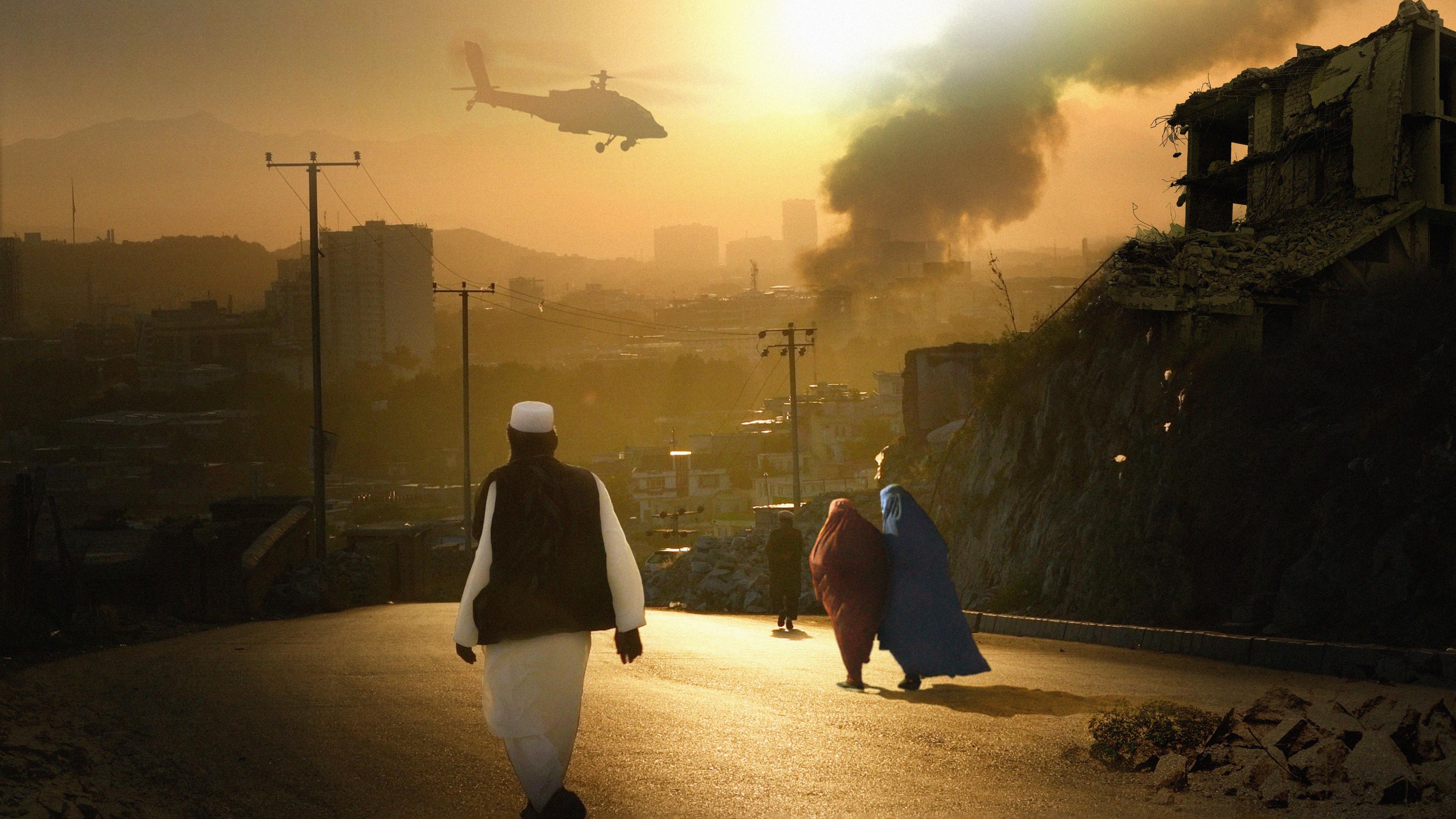 Zu sehen ist ein afghanisches Dorf im Sonnenuntergang, aus dem Rauch aufsteigt. Ein Helikopter fliegt über das Dorf hinweg.